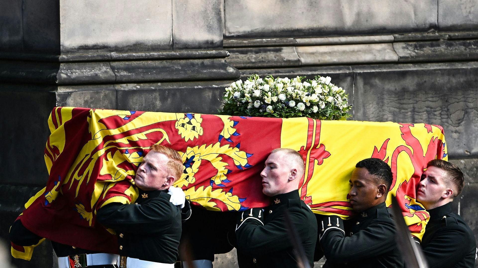 Kisten med dronning Elizabeth bæres her ind i Giles Cathedral 12. september. Senere blev kisten flyttet til London, hvor hun blev begravet 19. september. 