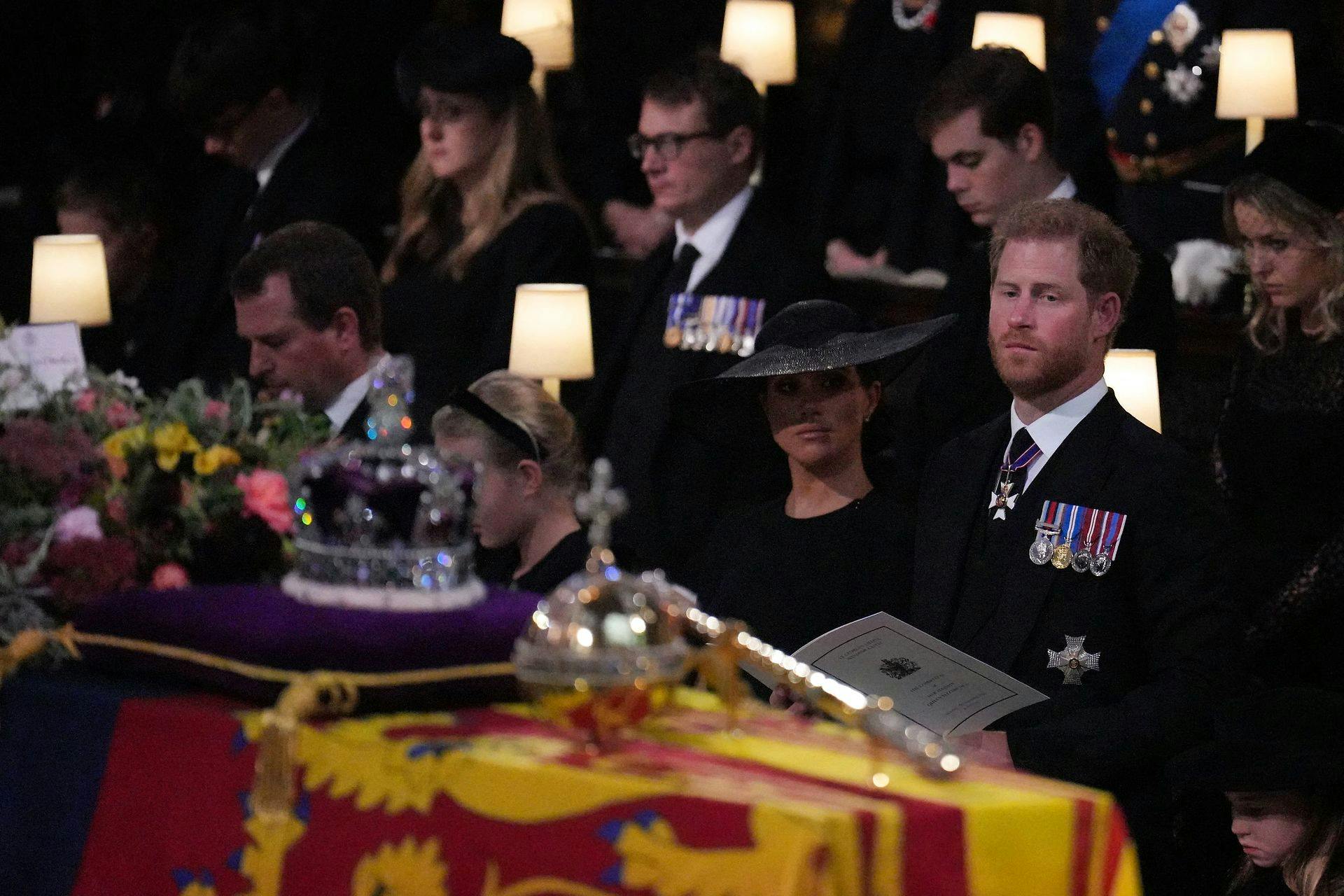 Meghan Markle og prins Harry til dronning Elizabeths begravelse.
