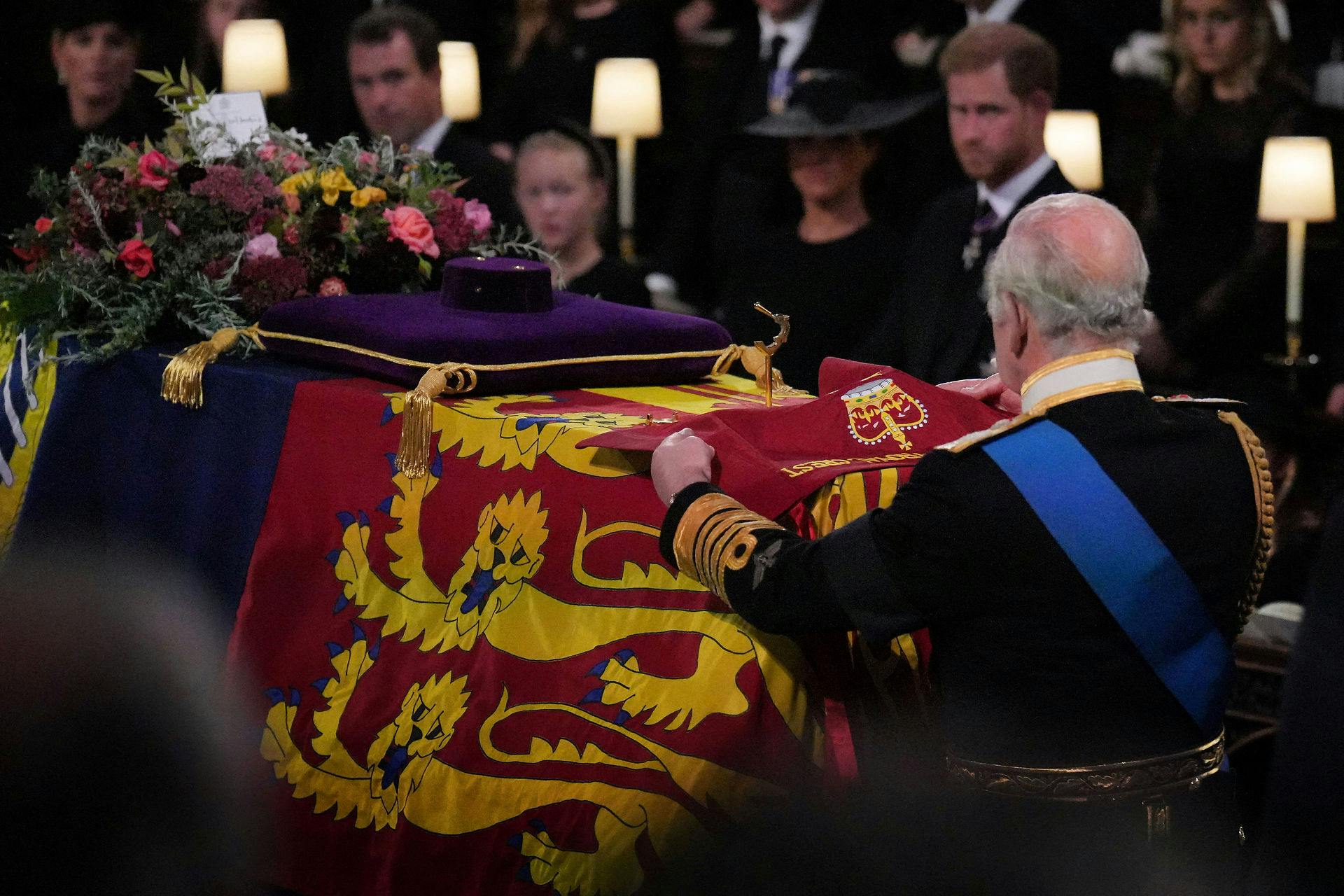 Kong Charles III ved sin mor - dronning Elizabeths - kiste i St George's Chapel under begravelsen mandag den 19, september.
