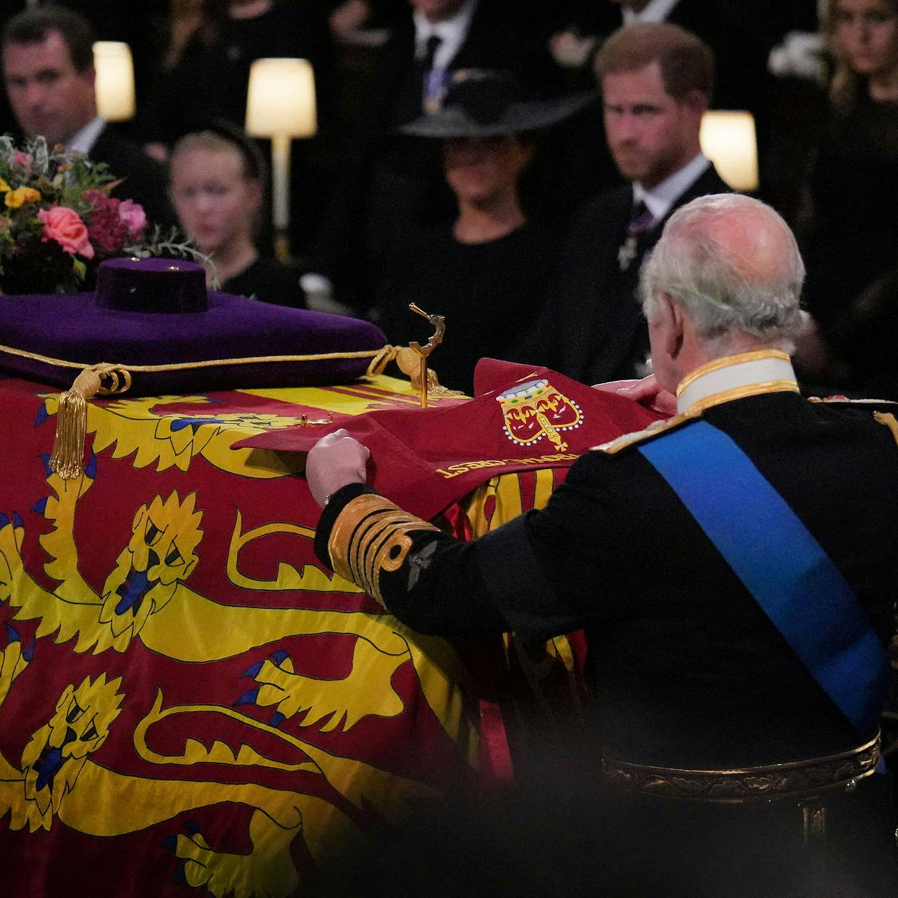 Kong Charles III ved sin mor - dronning Elizabeths - kiste i St George's Chapel under begravelsen mandag den 19, september.