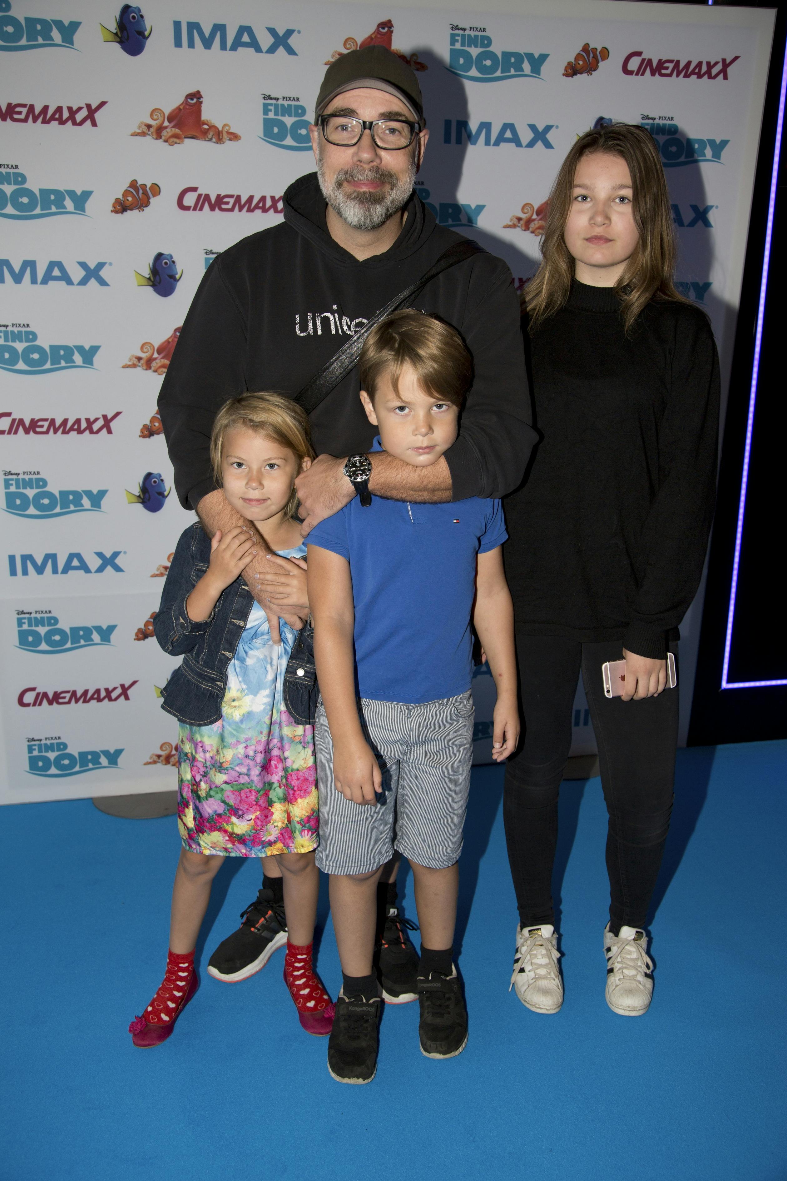 Brian Mørk til premiere med børnene Linnea, Darwin og Alicia, da de var mindre. 