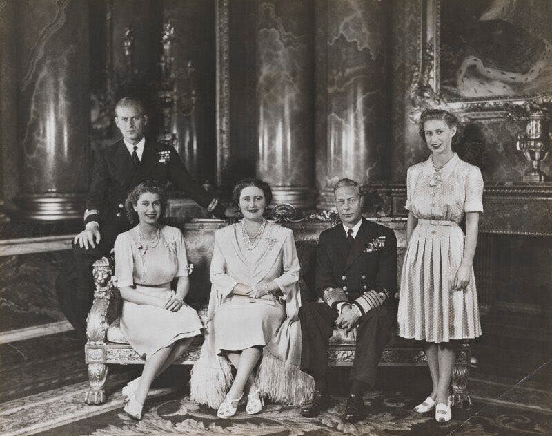 Det britiske kongehus delte mandag et hidtil uset familieportræt af dronning Elizabeth med sine forældre og søster.
