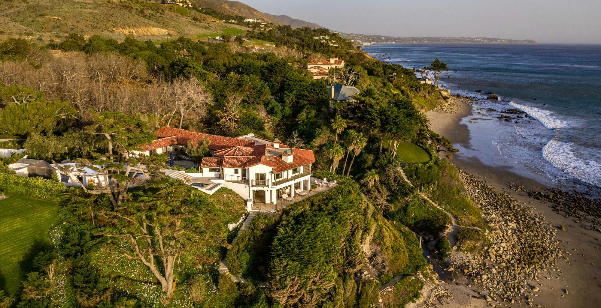 Tilbagetrukket fra offentligheden og med privat strand, kan Kim Kardashian og hendes fire børn være i fred i Malibu. 