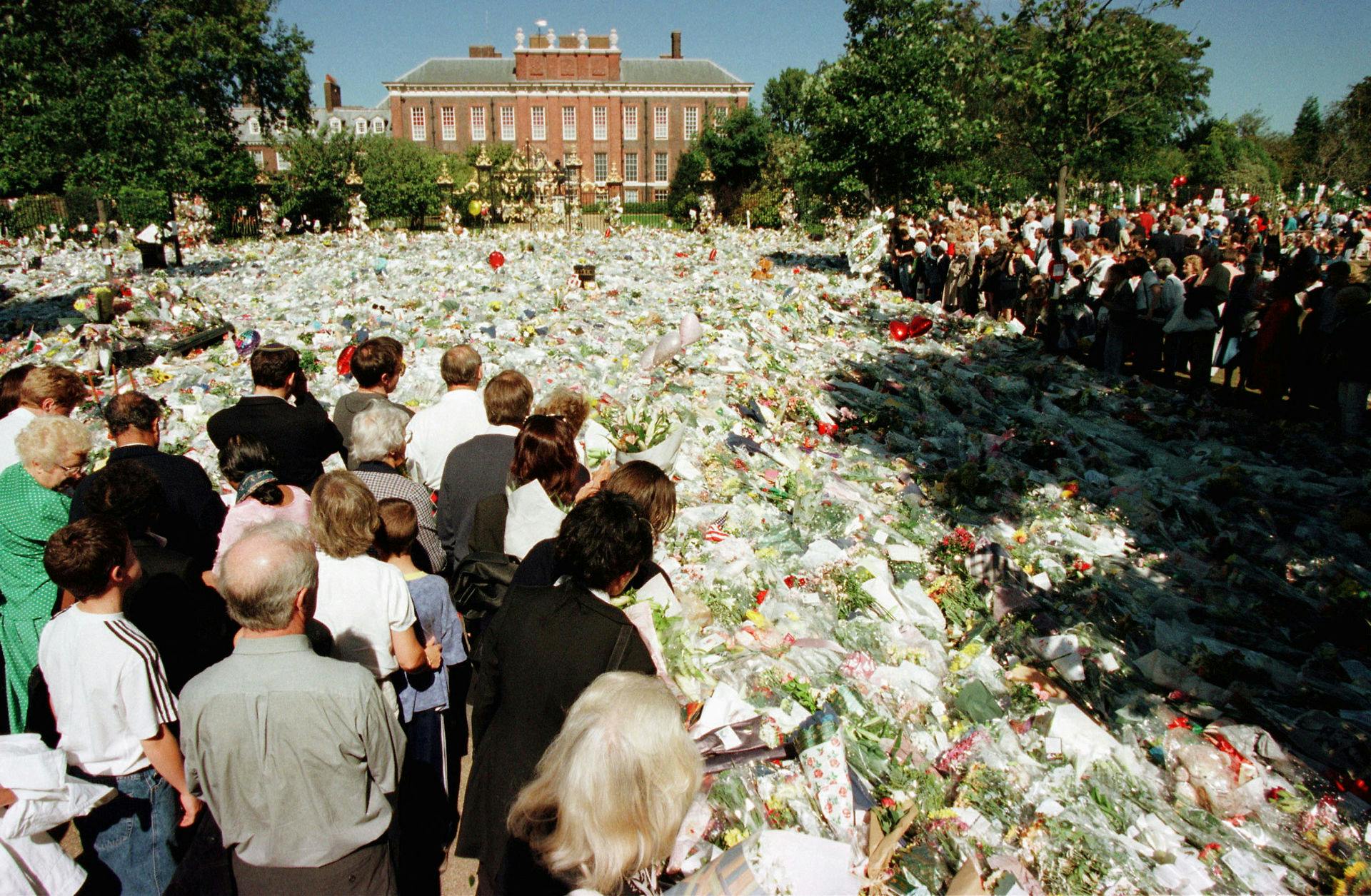 Sådan så det ud foran Kensington Palace i begyndelsen af september 1997, efter prinsesse Diana var død.&nbsp;
