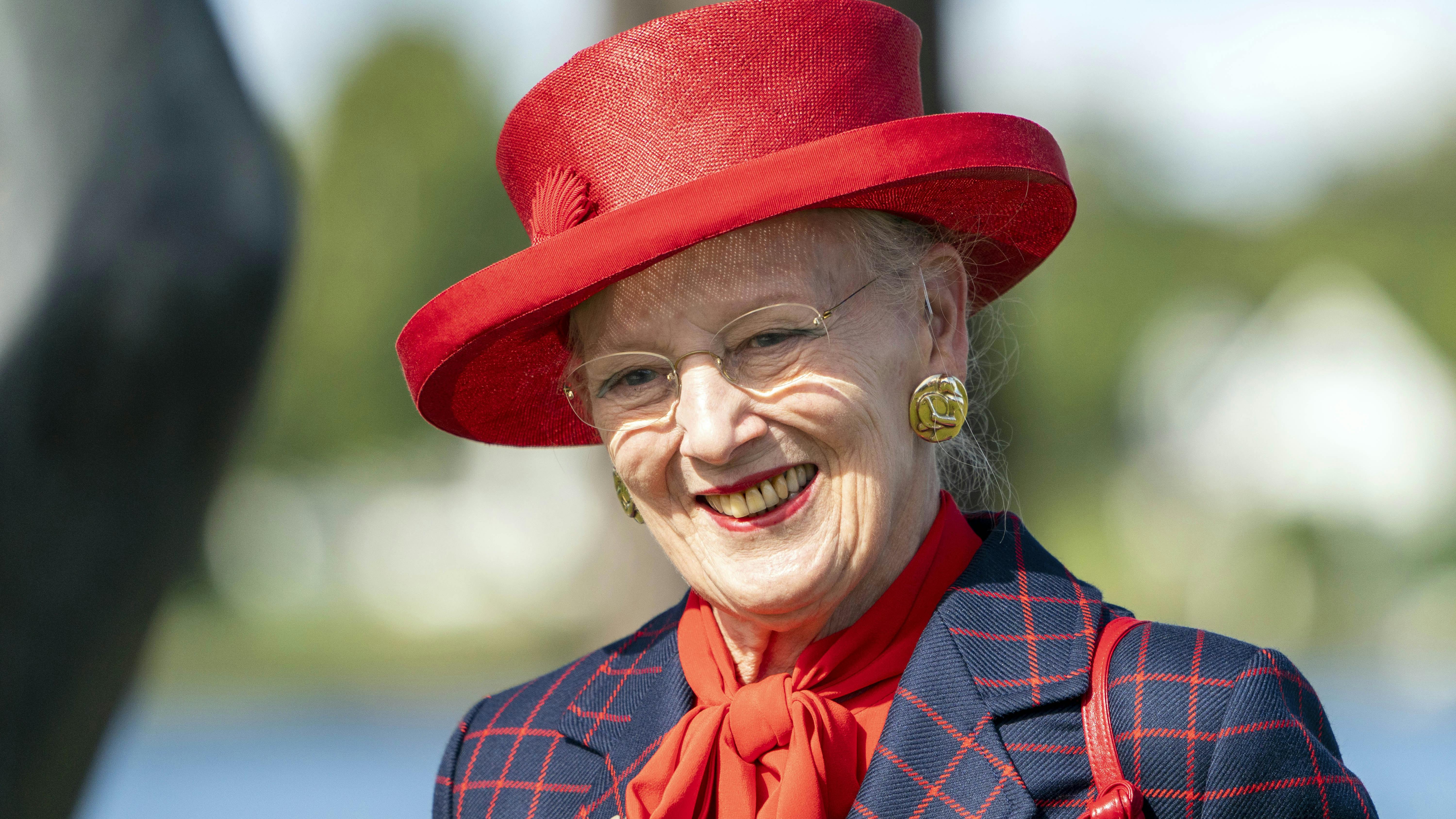 Dronning Margrethe er blevet ramt af corona og må derfor melde afbud til fredagens store middag på Christiansborg Slot.&nbsp;