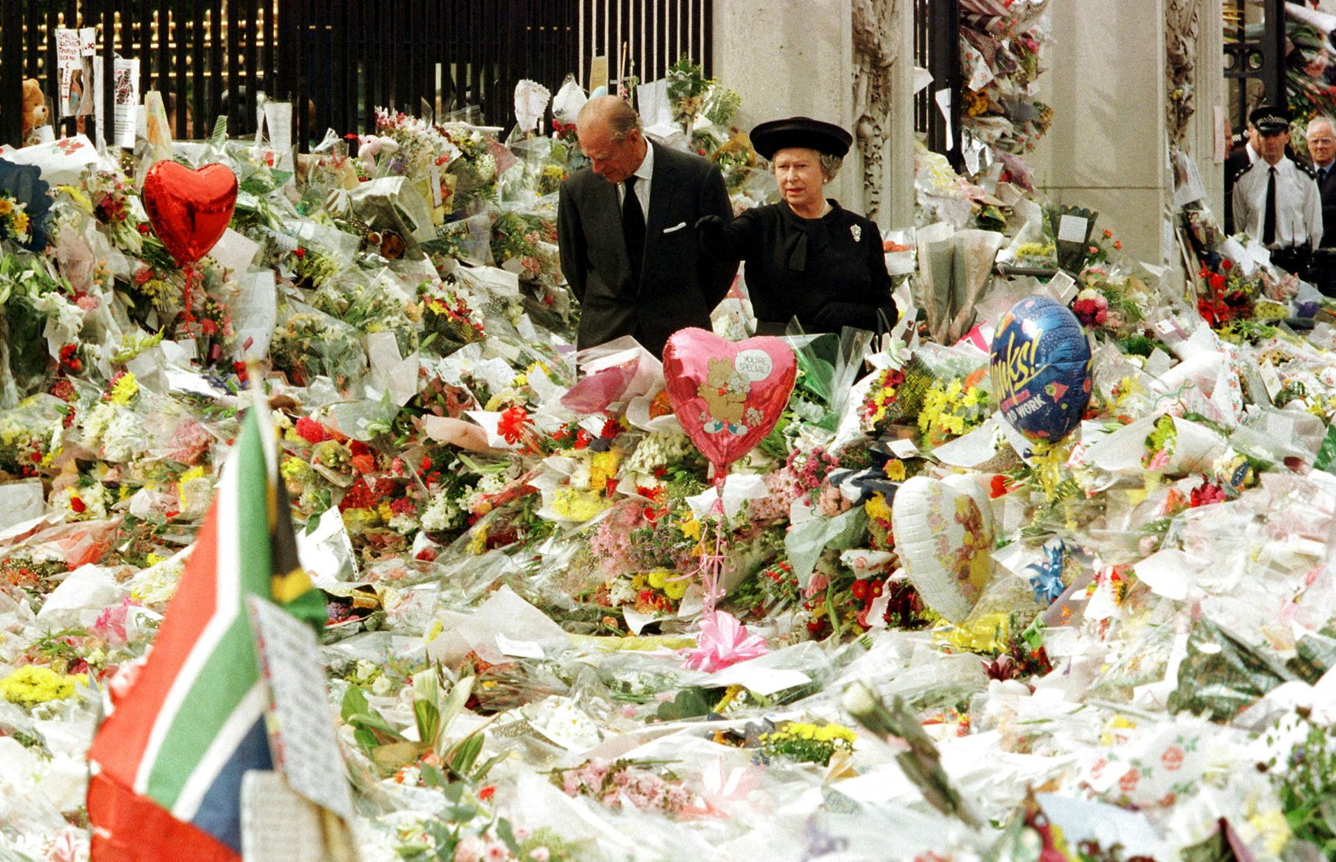Efter prinsesse Dianas død besøgte dronning Elizabeth og prins Philip det enorme blomsterhav.&nbsp;
