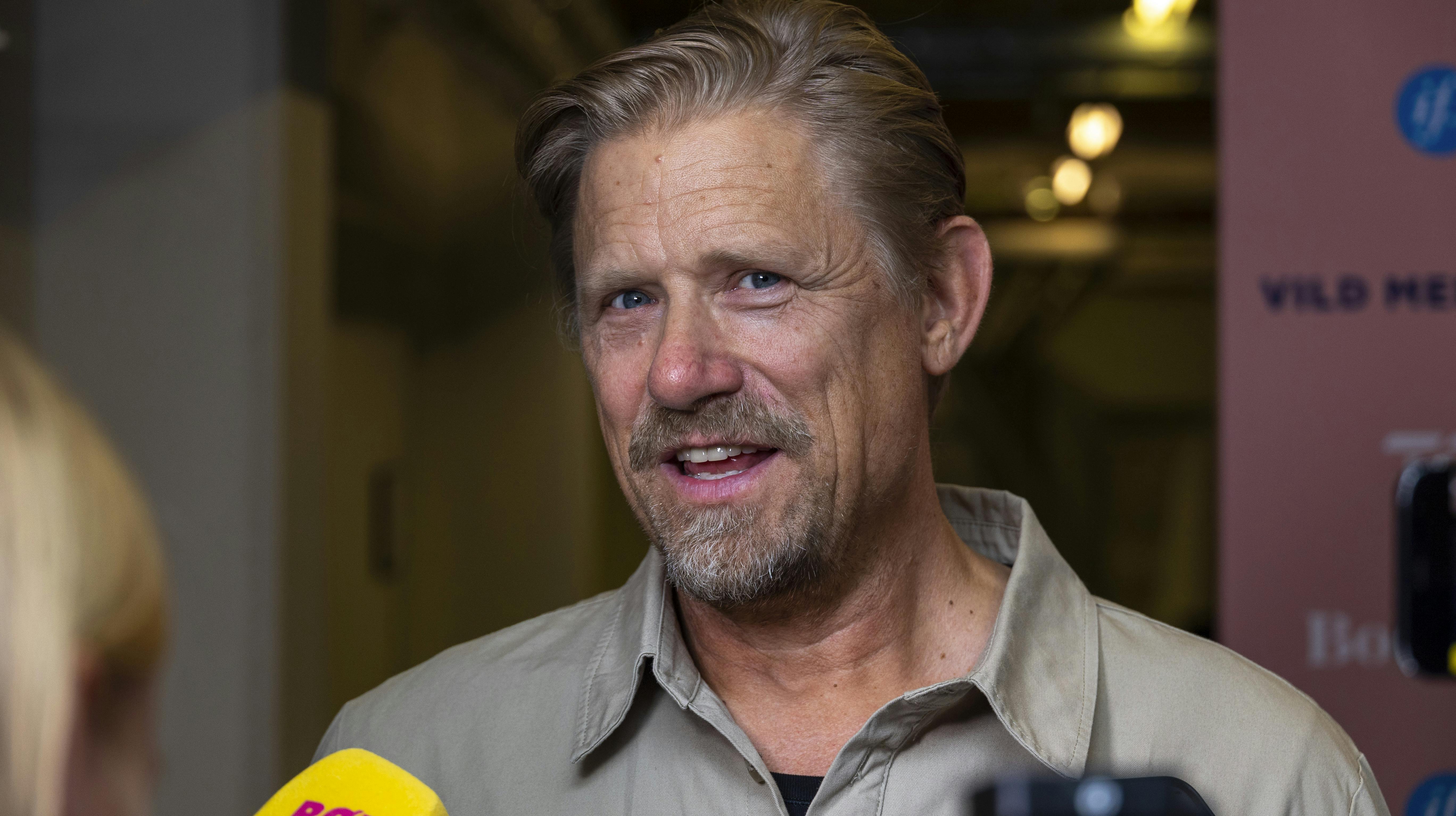 Peter Schmeichel har gennem mange år været glad for at spille guitar, og det er også instrumentet, han spiller på med The Ones.