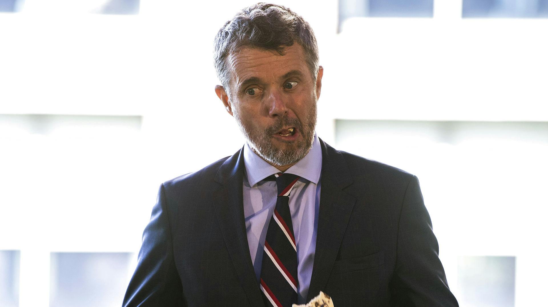 Kronprins Frederik prøver en alternativ småkage med tørrede fårekyllinger.