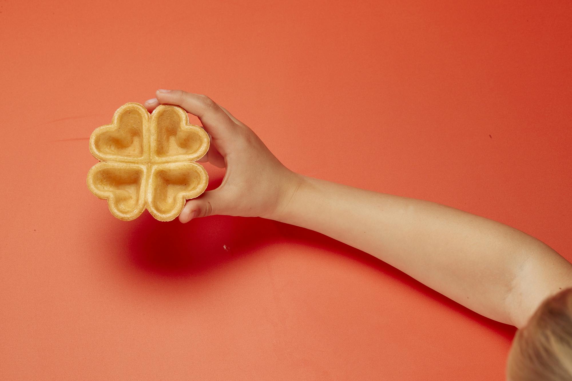 Tartelbunden er delt op i fire huller, så de kan spises med fingerne.
