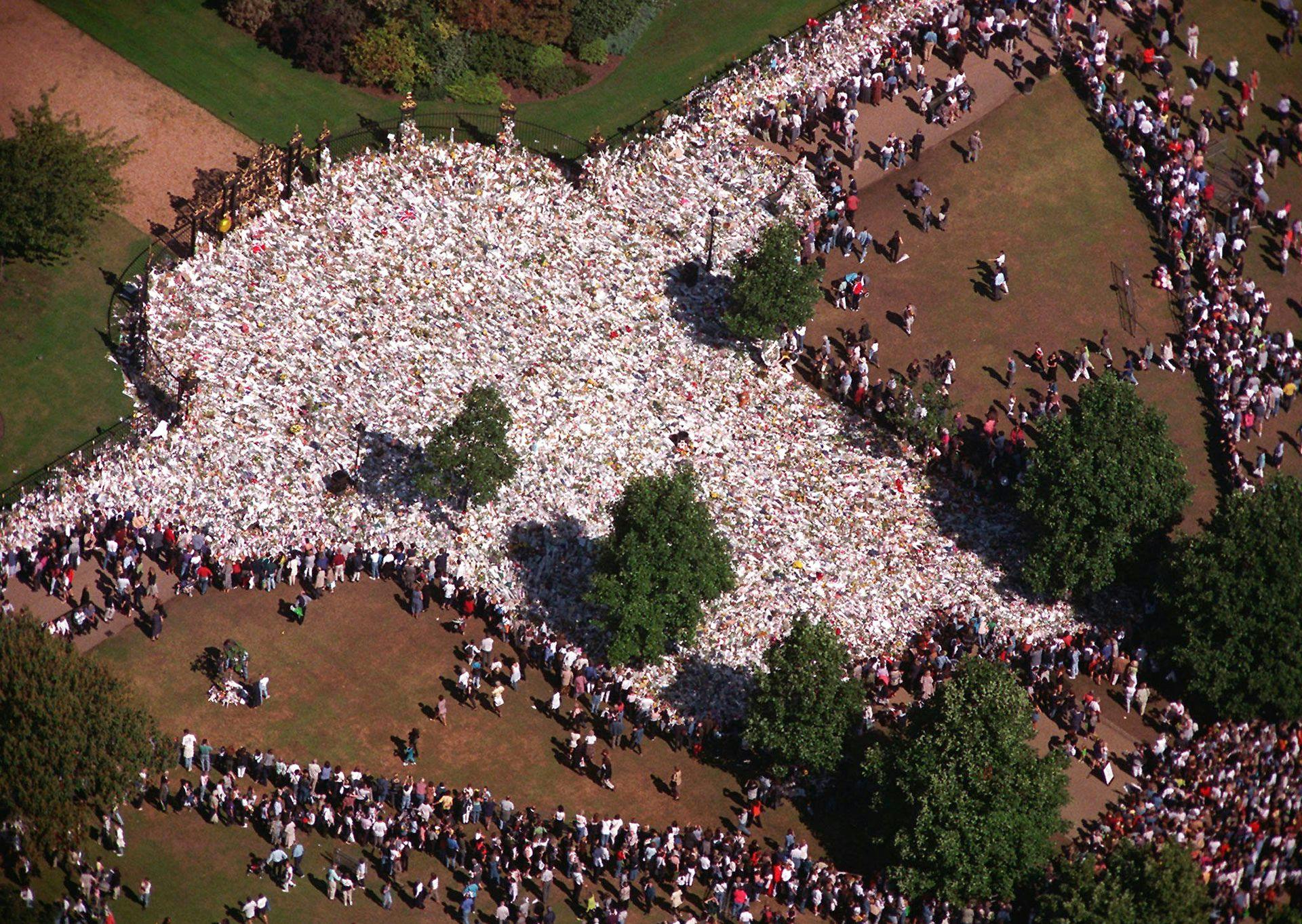 Set fra luften var blomsterhavet ude foran Kensington Palace i London enormt efter prinsesse Dianas død i 1997. Man formoder, at der i alt blev lagt 60 millioner blomster.
