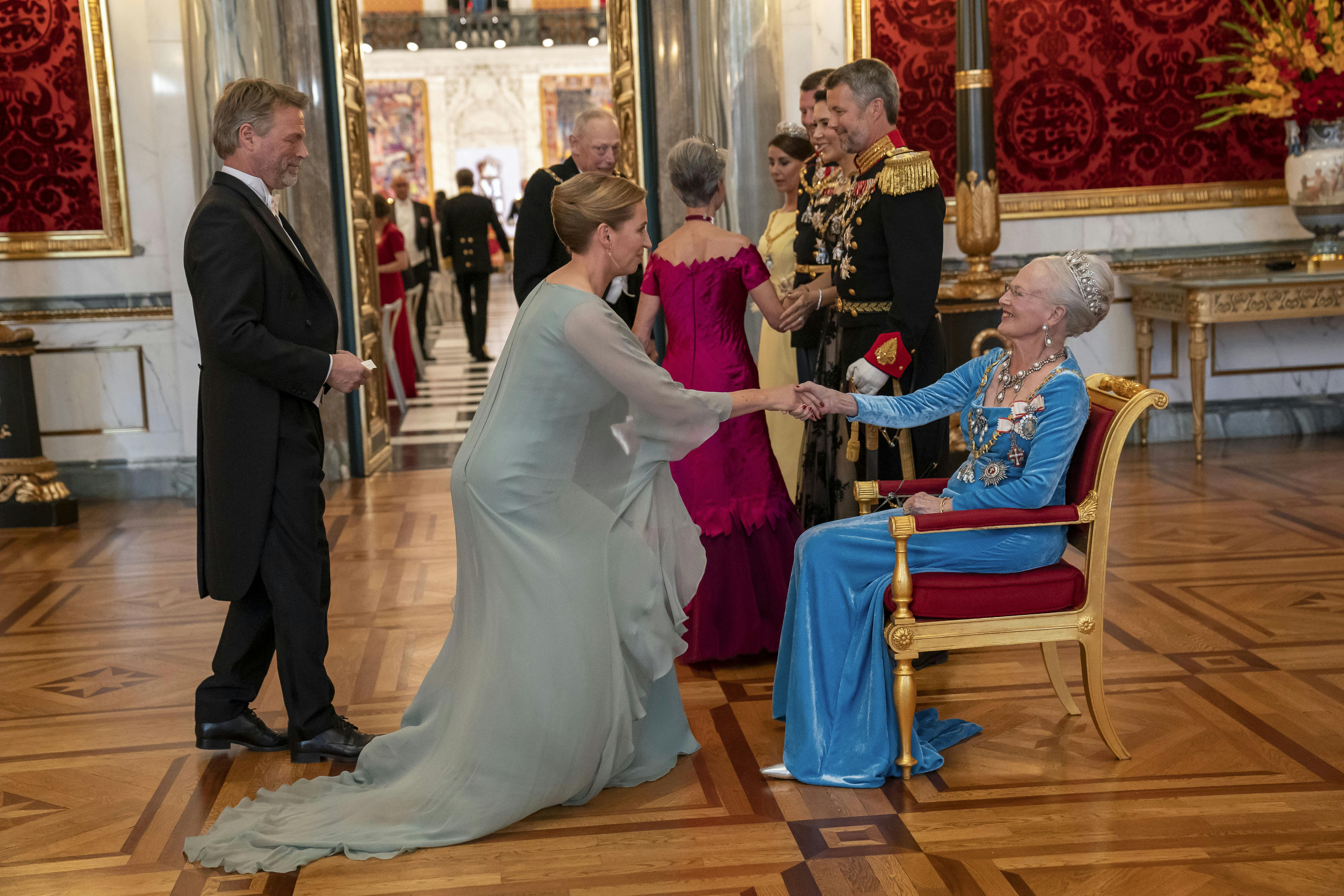 Mette Frederiksen kommer ikke til at give dronning Margrethe hånden på fredag. Hun må "nøjes" med kronprinseparret.