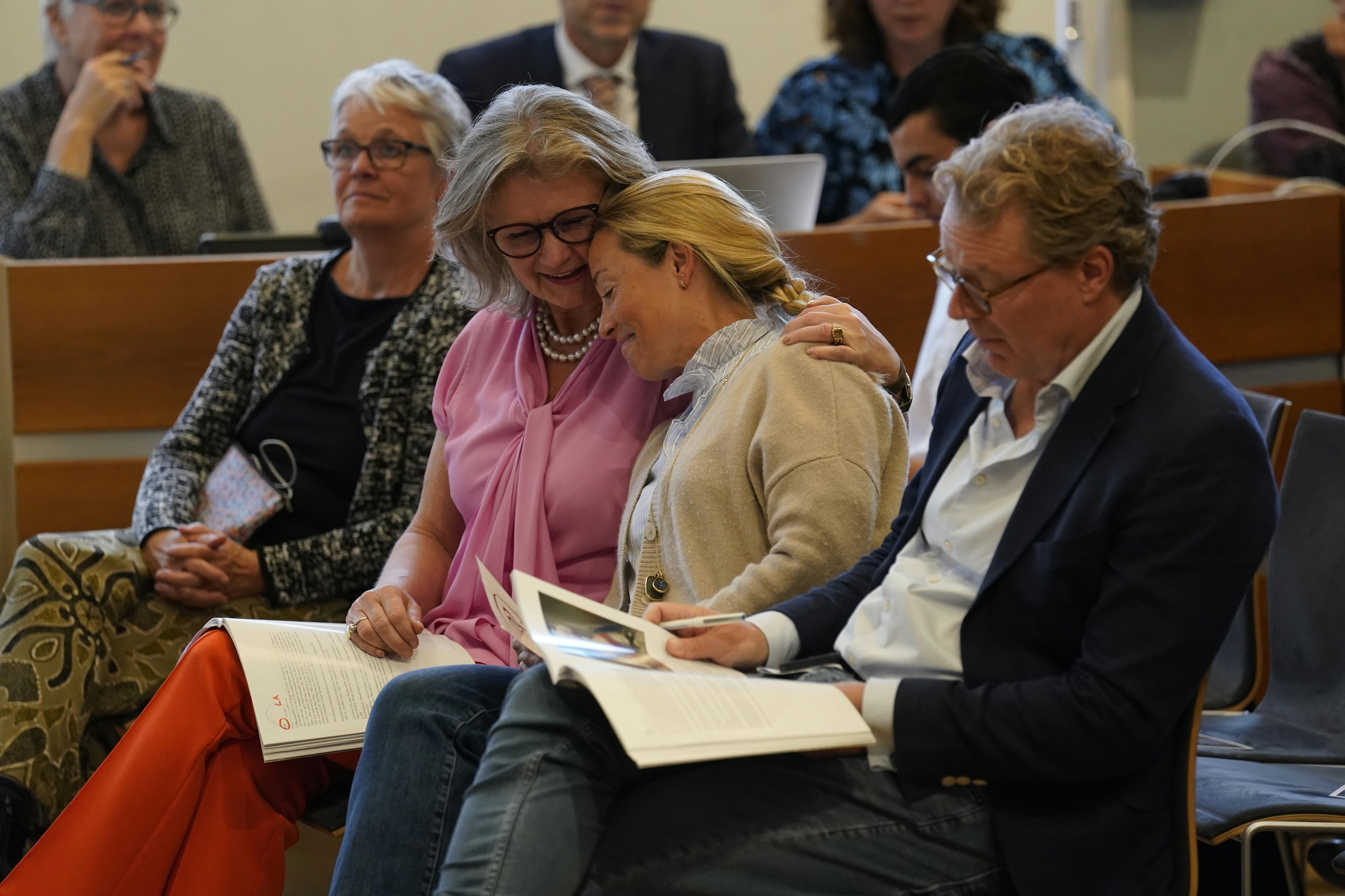 Caroline Flemings lillesøster Duddi (i midten) forsøger onsdag at købe flere genstande tilbage til Valdemars Slot. 