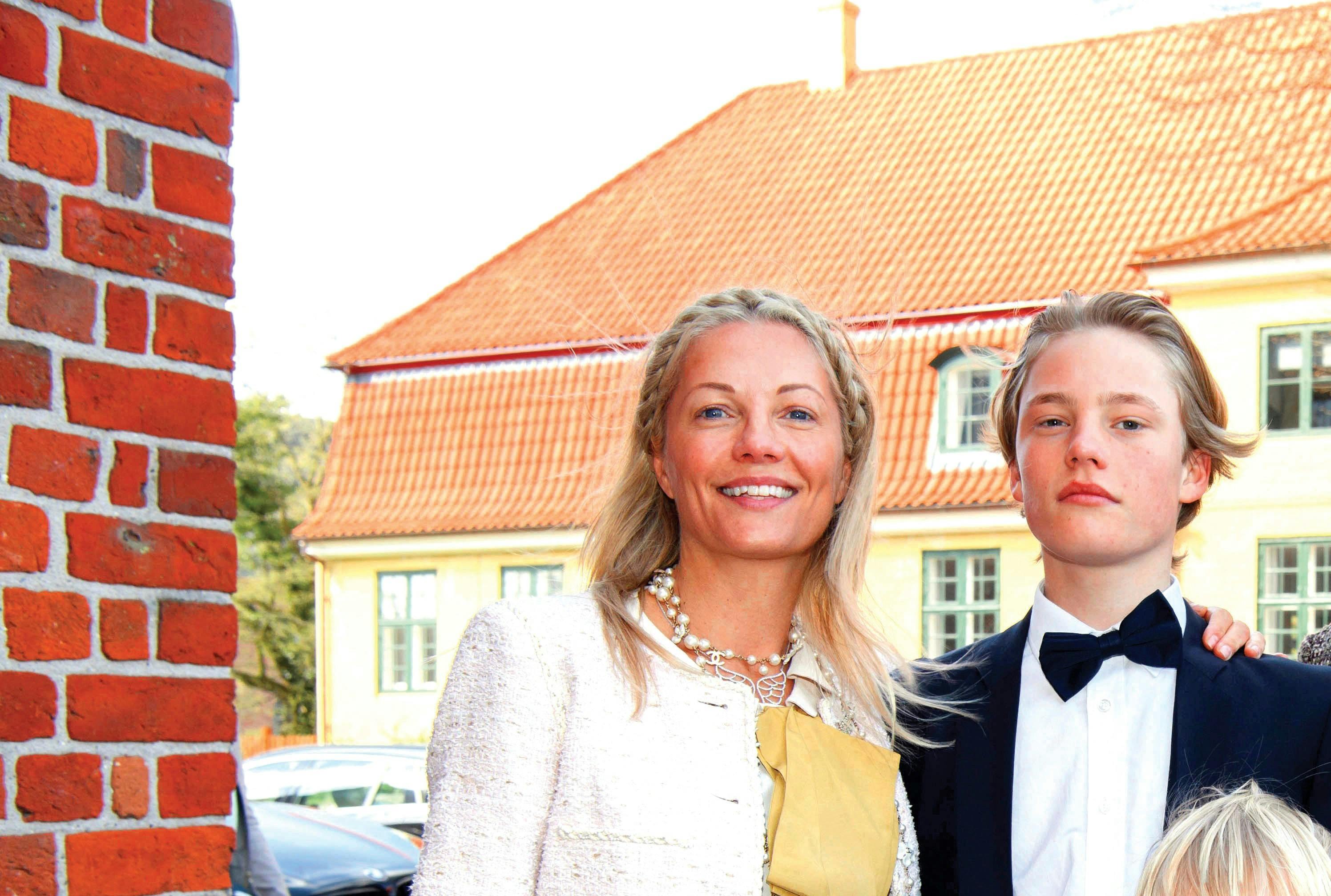 Alexander Fleming sammen med sin mor Caroline Fleming til hans konfirmation i 2021.