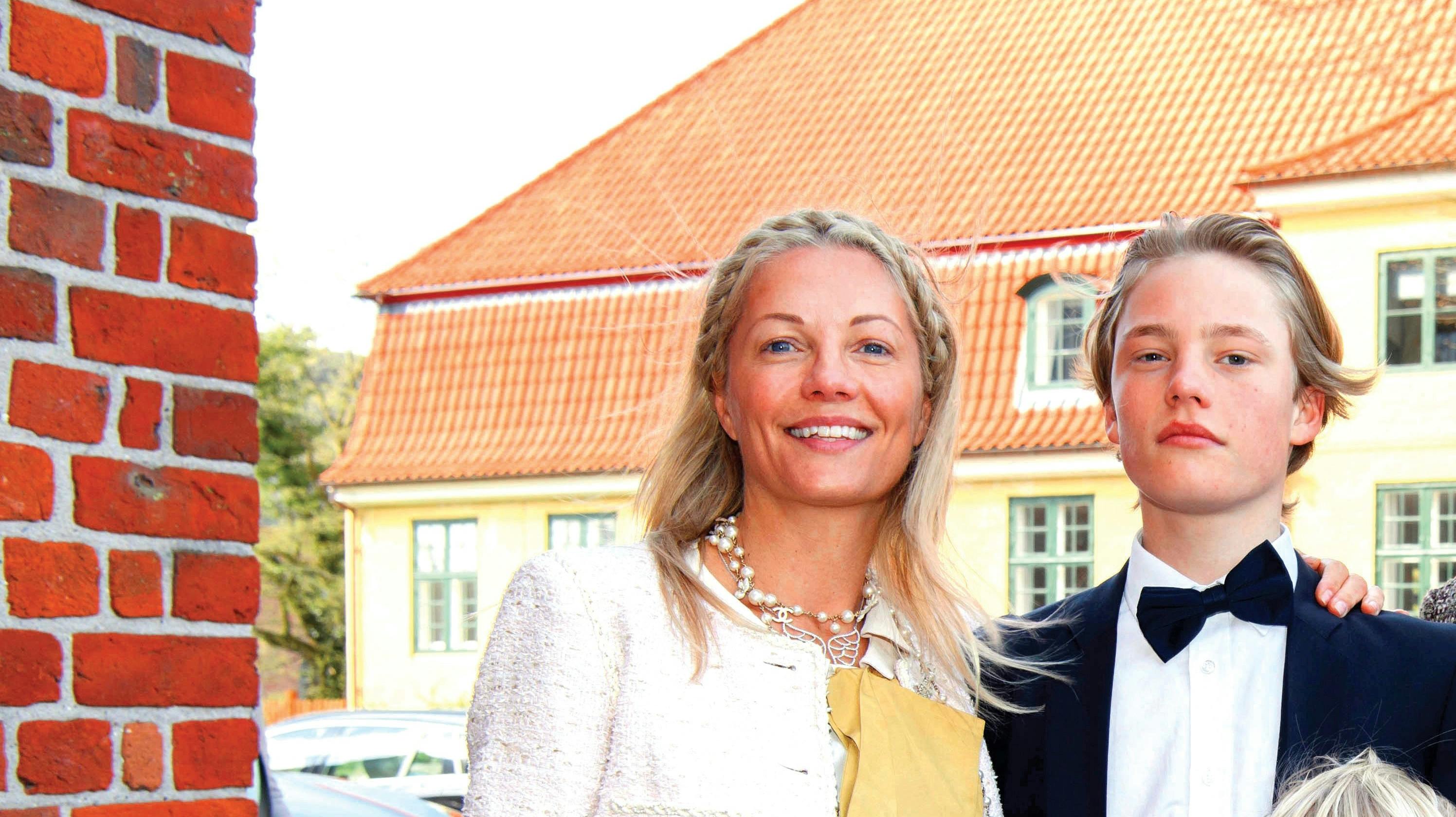 Alexander Fleming sammen med sin mor Caroline Fleming til hans konfirmation i 2021.