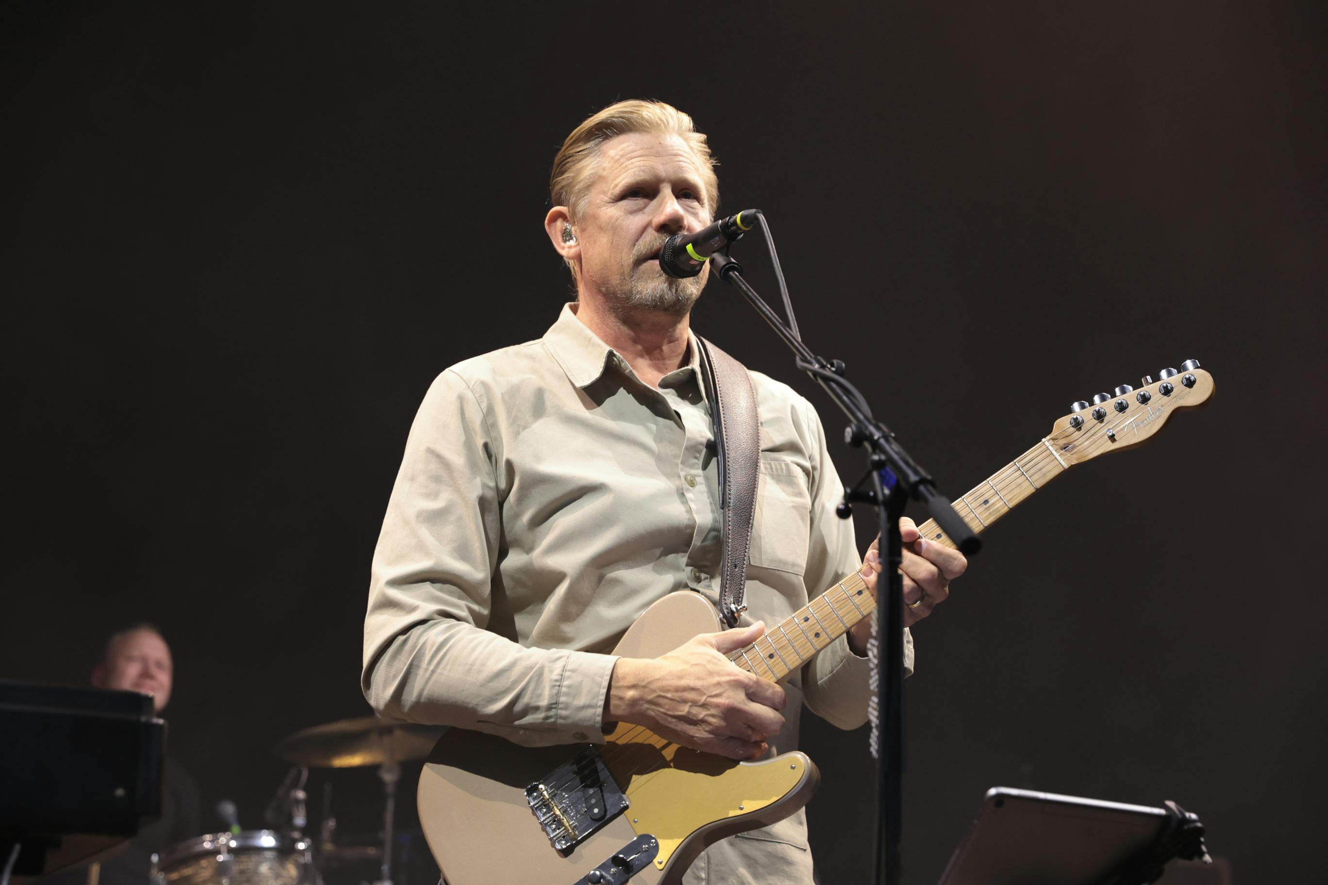 Peter Schmeichel på scenen til sin første af flere koncerter rundt i landet med bandet The Ones.

