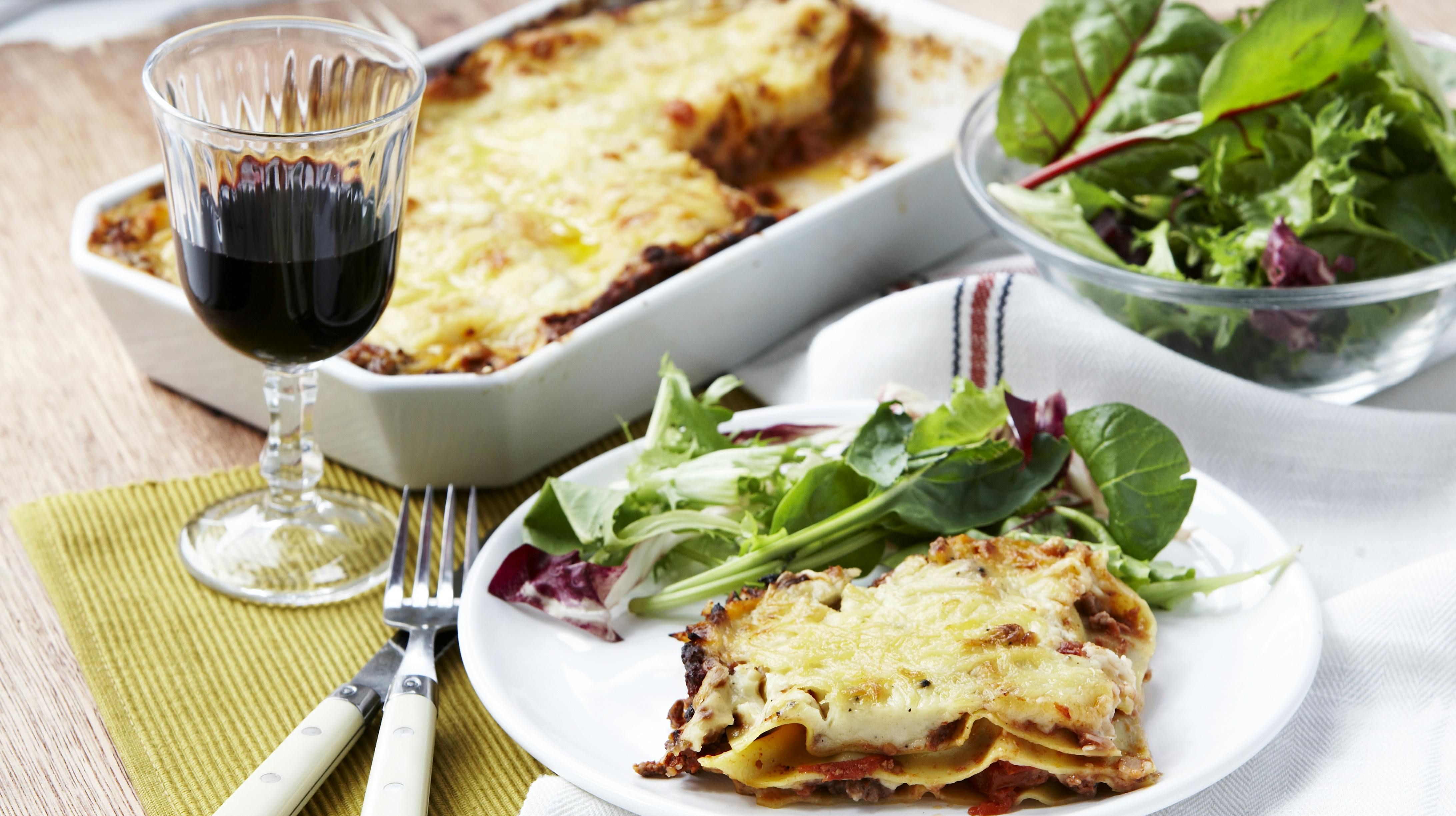 For tiden står lasagne måske ikke øverst på madplanen, fordi den skal tilbringe uanede mængder tid i ovnen. Men faktisk kan du lave en ligeså lækker lasagne, der ikke behøves at være i ovnen særlig længe.