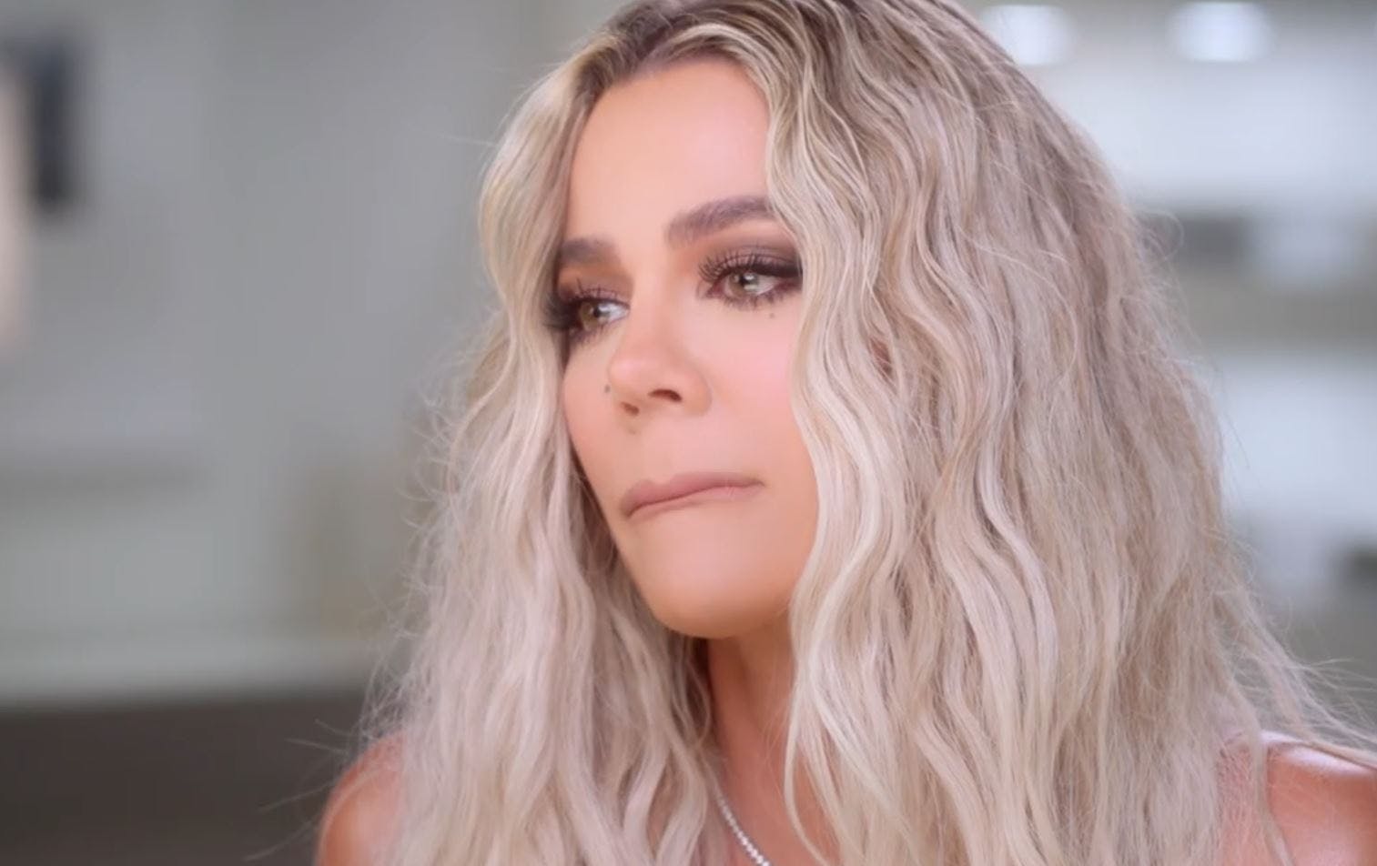 Khloé Kardashian har svært ved at holde tårerne tilbage i nyt klip fra "The Kardashians" sæson to.