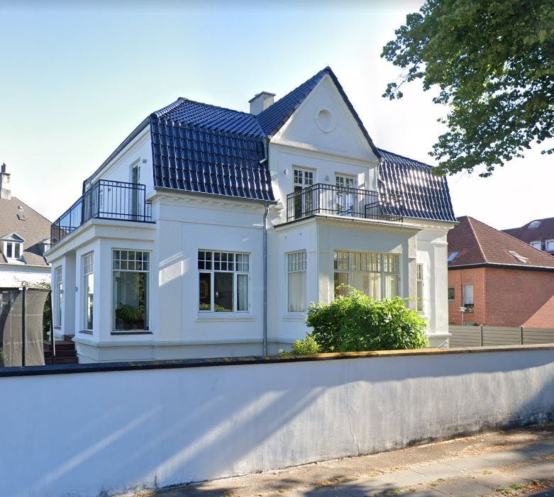 Filminstruktør Rasmus Heide og hans kone overtog herskabsvillaen 15. juni.