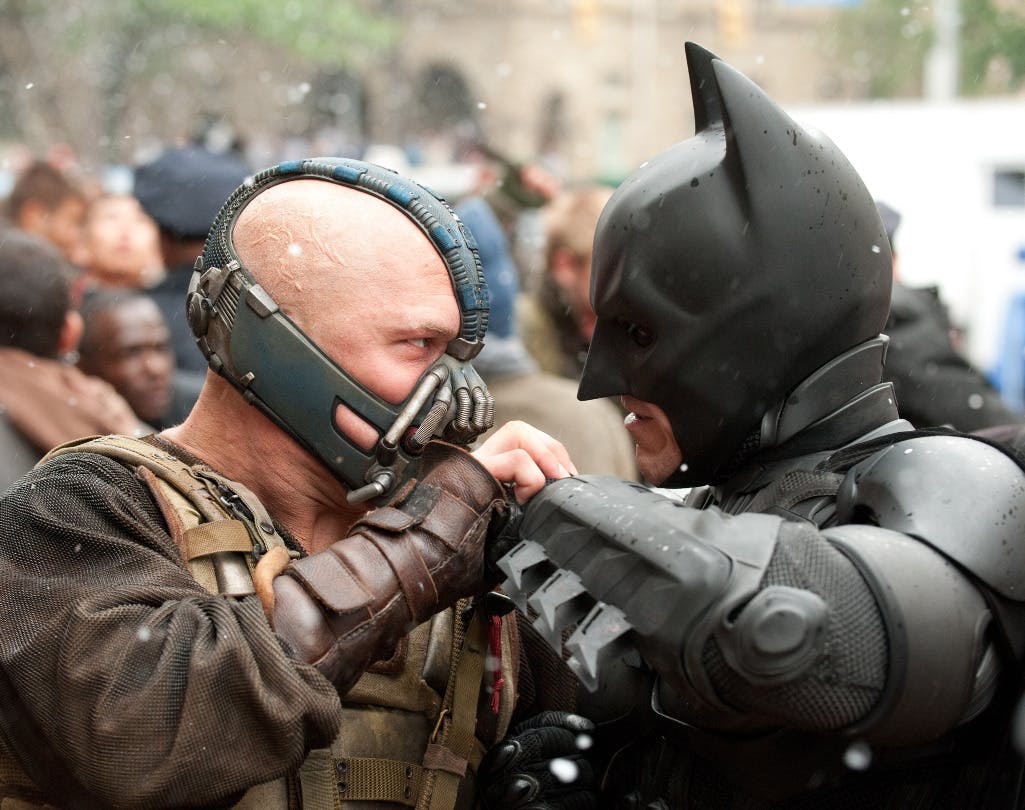 (V til H) Tom Hardy som Bane og Christian Bale som Bruce Wayne/Batman.