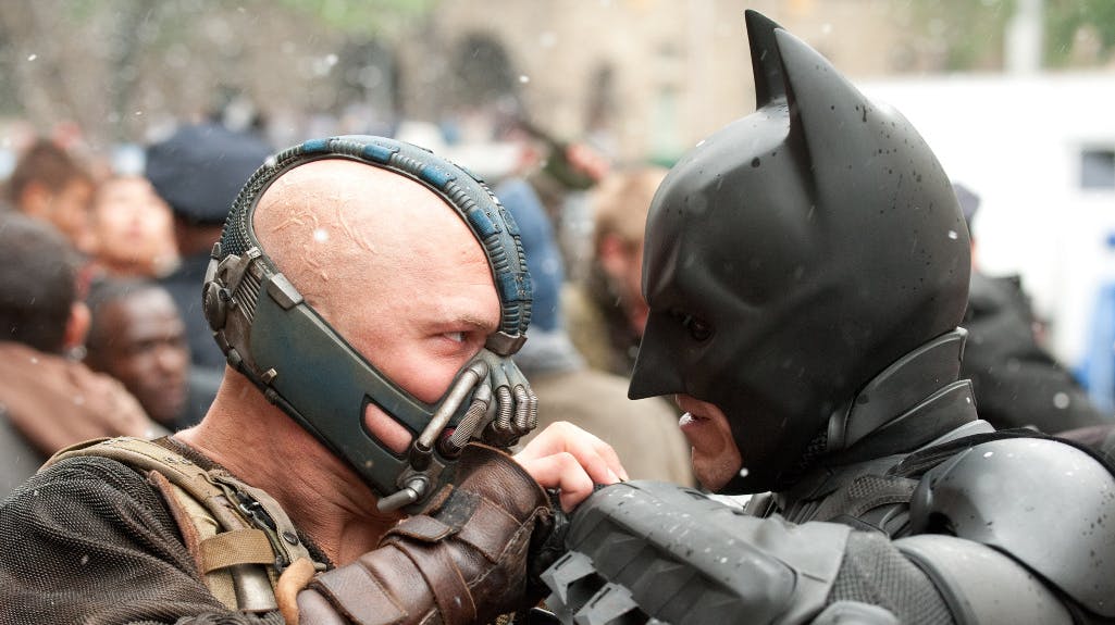 (V til H) Tom Hardy som Bane og Christian Bale som Bruce Wayne/Batman.
