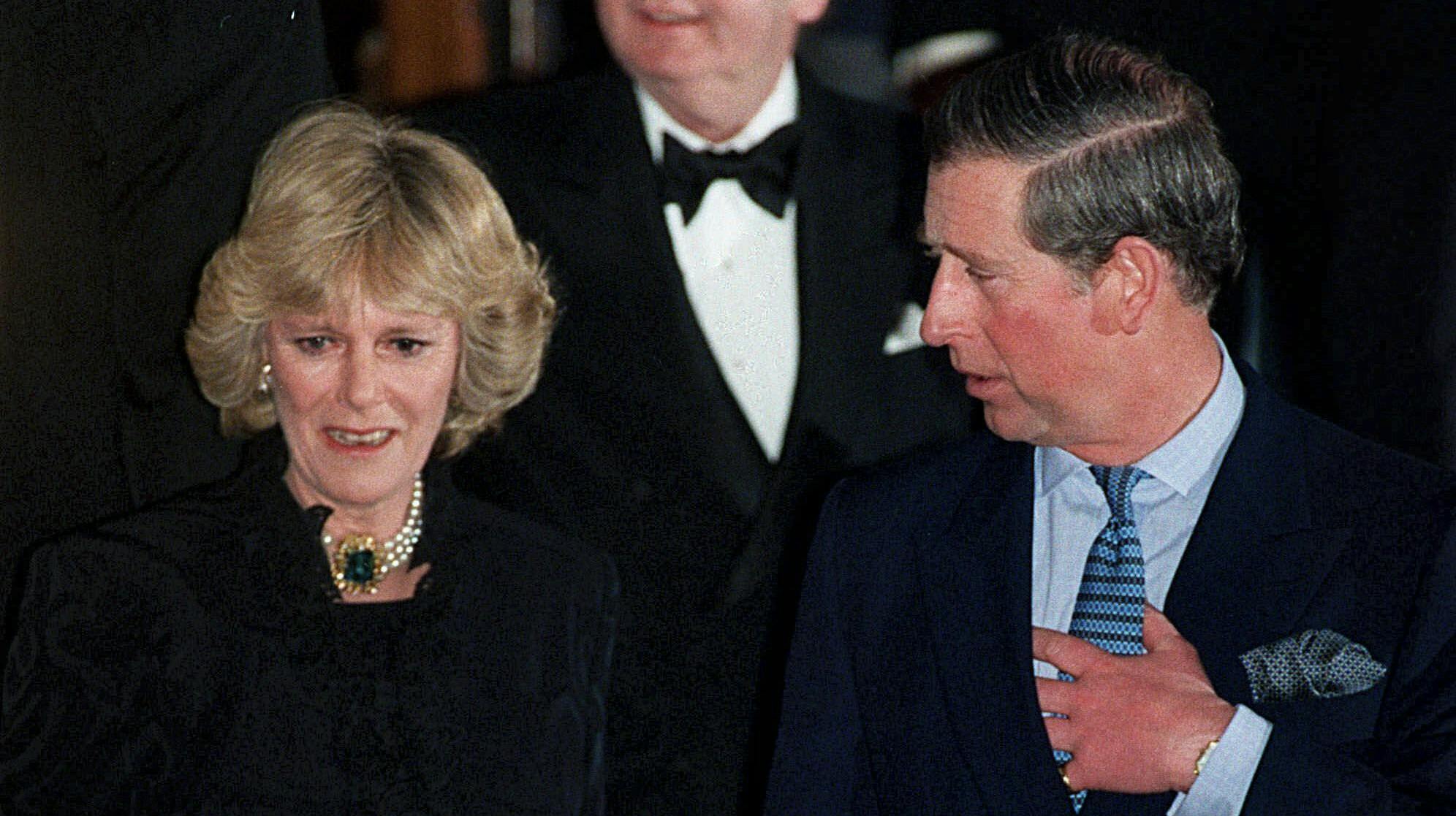 I 1999 – to år efter Dianas død – viste Charles og Camilla sig offentligt sammen. Dengang havde de været meget tætte i mere end 30 år, selv om de begge havde været gift til anden side – og ikke altid været diskrete i deres intime møder.