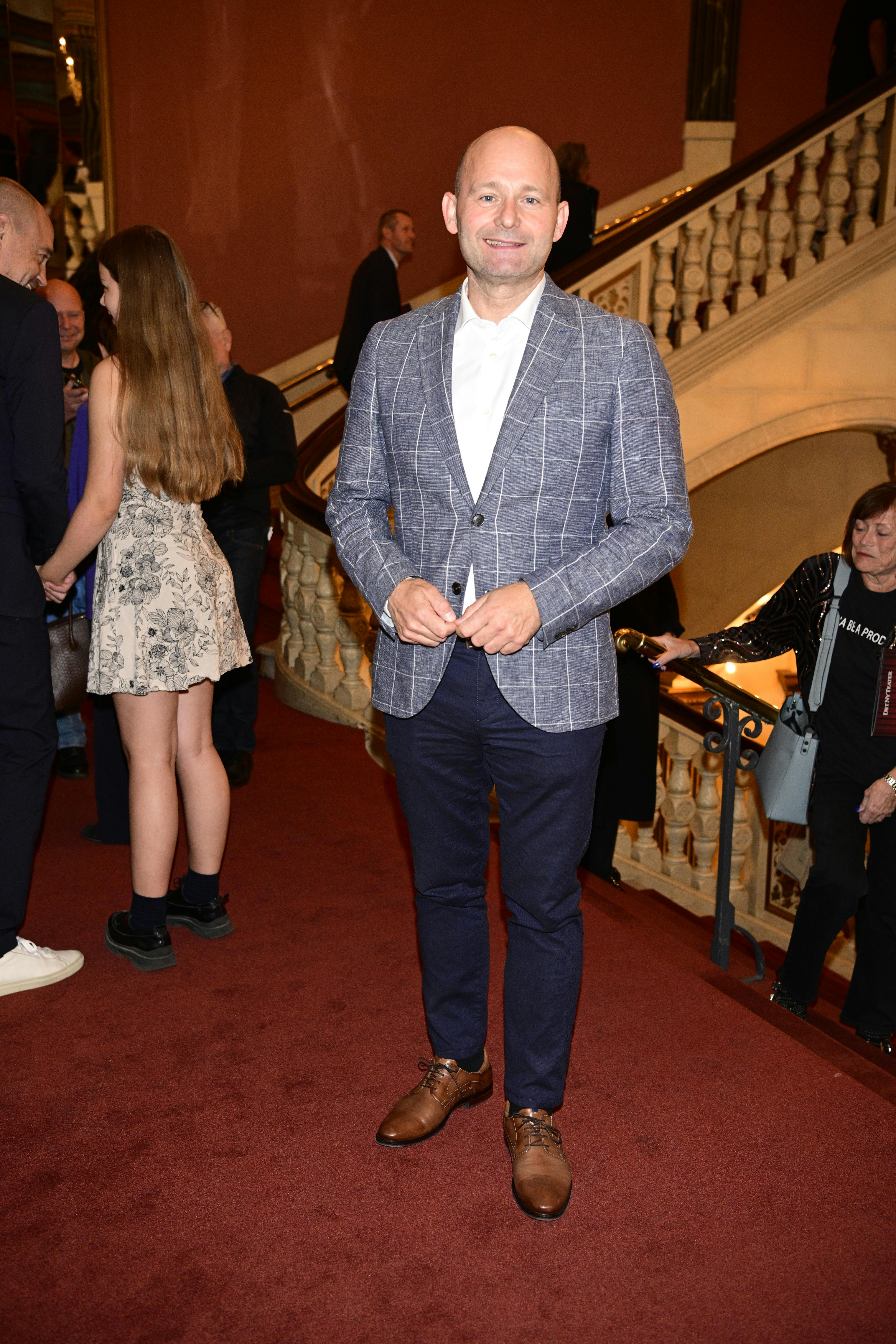 Søren Pape Poulsen kom alene til premieren på "The Producers". 