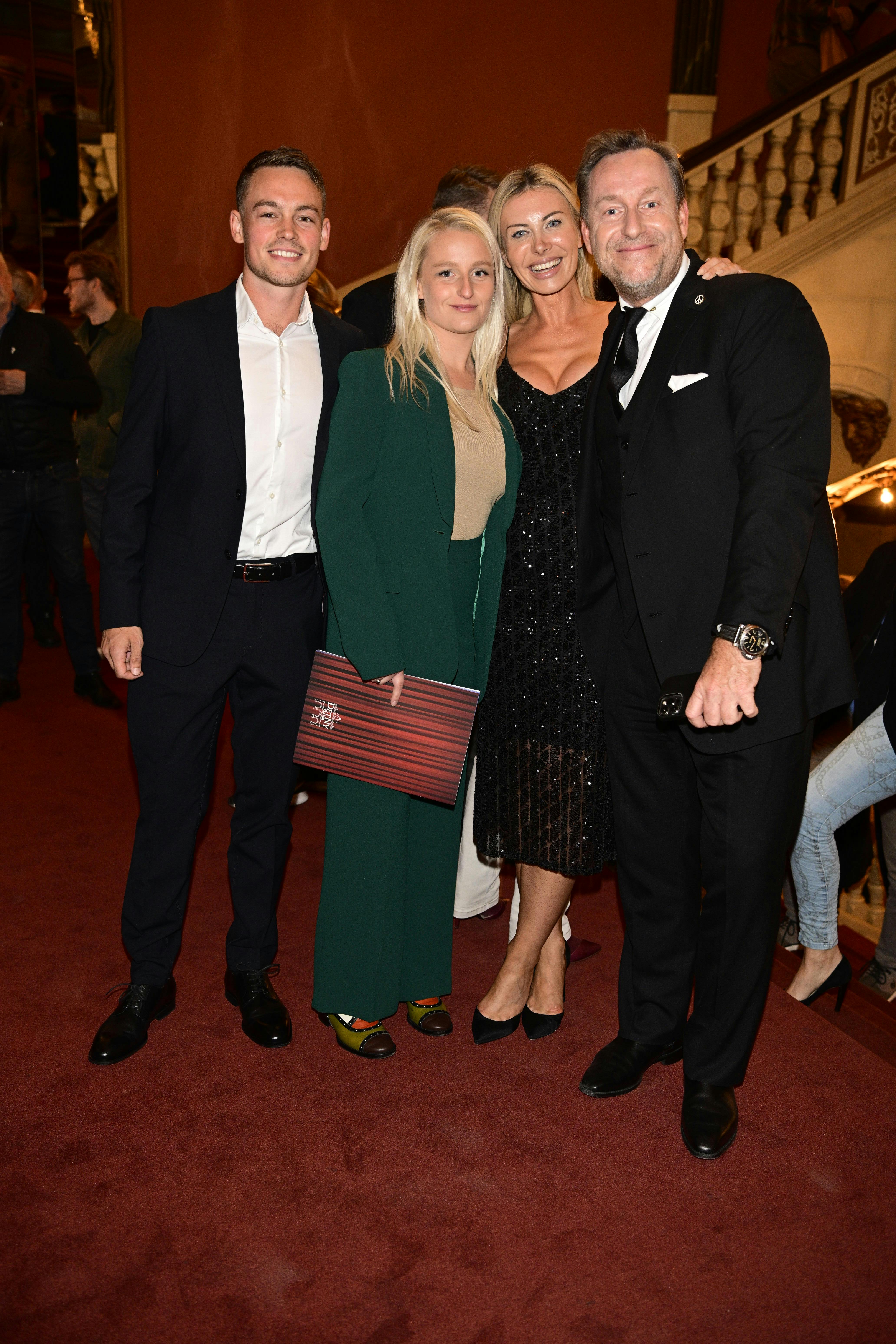 Katherine Diez og Adam Price sammen med hans datter Josephine og kæresten Christian.&nbsp;
