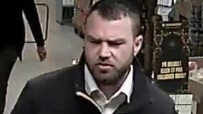 En serie-bedrager er på spil i det sjællandske. Han har i august og september måned franarrede flere ældre borgere deres betalingskort og kode, for derefter at hæve store kontantbeløb på kortene.