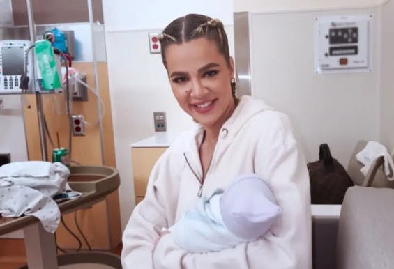 Det er naturligvis en ovenud lykkelig Khloé Kardashian, der her sidder med sin lille søn i armene.