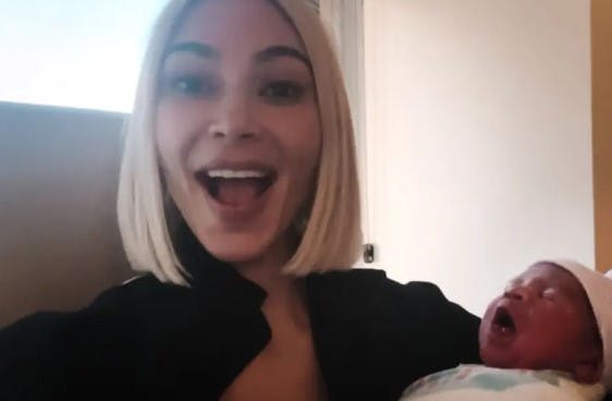 Moster Kim Kardashian ser både stolt og glad ud.