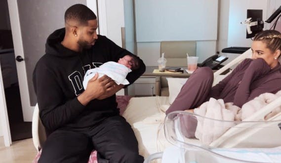 Tristan Thomson kom på besøg efter fødslen.