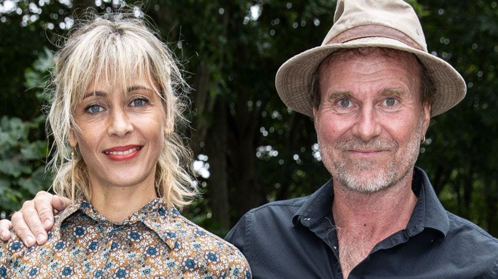 Gældsramte Lasse Spang Olsen og Laura Drasbæk dukkede op sammen, da der forleden var bryllup mellem Silas Holst og Nicolai Schwartz.