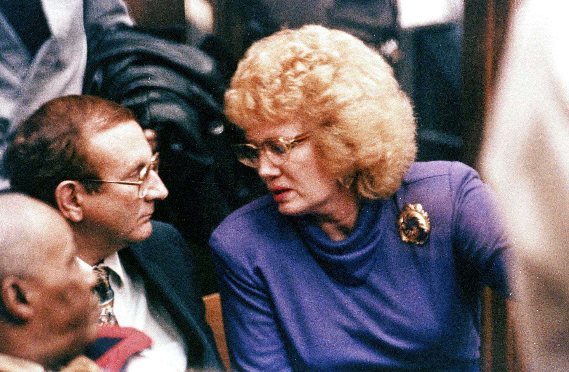 Jeffreys far Lionel Dahmer og stedmor Shari i retten. Stedmoderen fandt ud af, at Dahmer begyndte at samle på døde dyr, da han var 12 år. Ellers bemærkede hun intet unormalt ved ham.