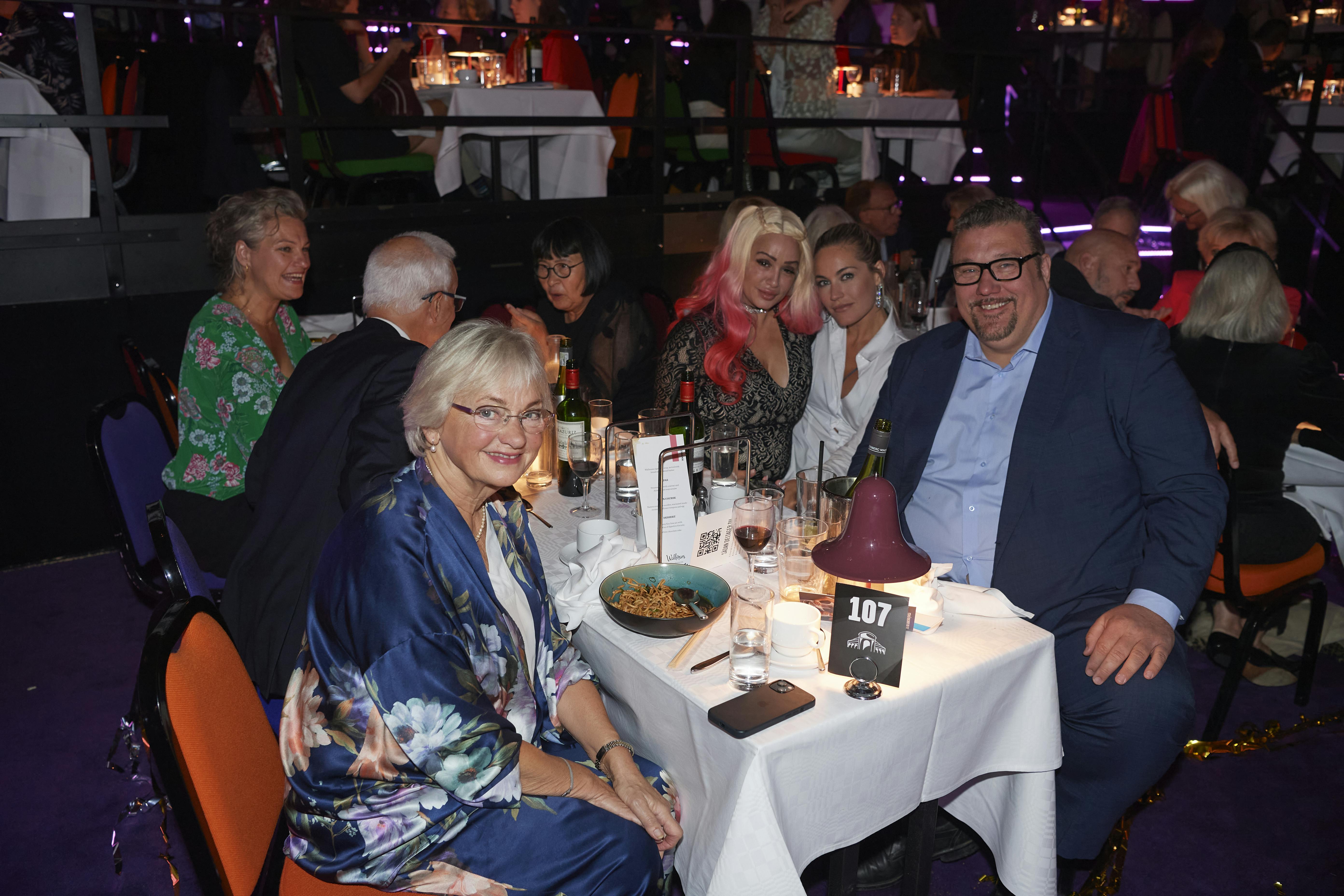 Amin Jensen var til bord med blandt andet Pia Kjærsgaard, da der var gallapremiere på forestillingen "Viva" i Cirkusbygningen.