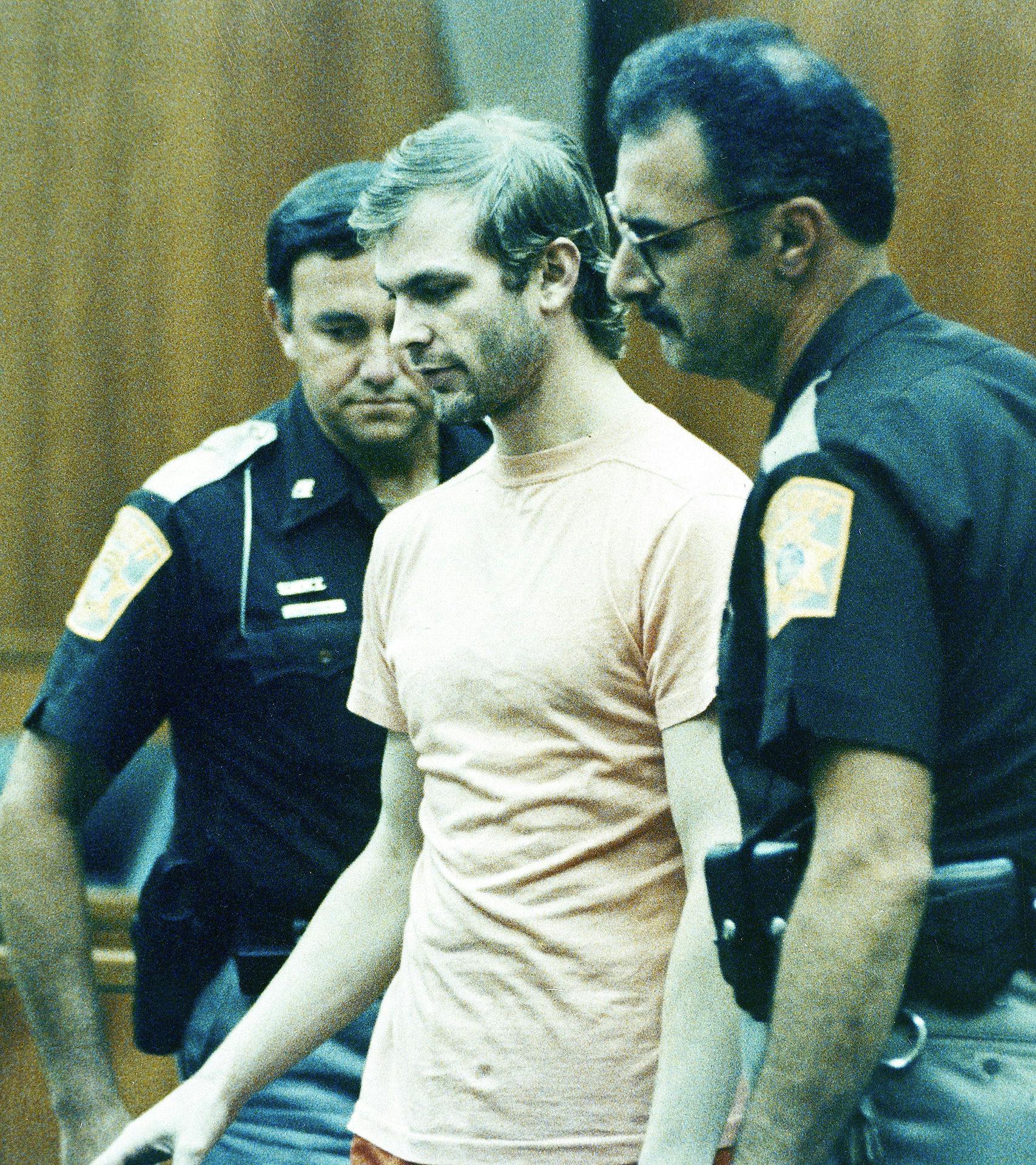 Juryen købte ikke Jeffrey Dahmers forklaring om, at han var sindssyg. Han blev i stedet idømt 15 gange livstid.&nbsp;

