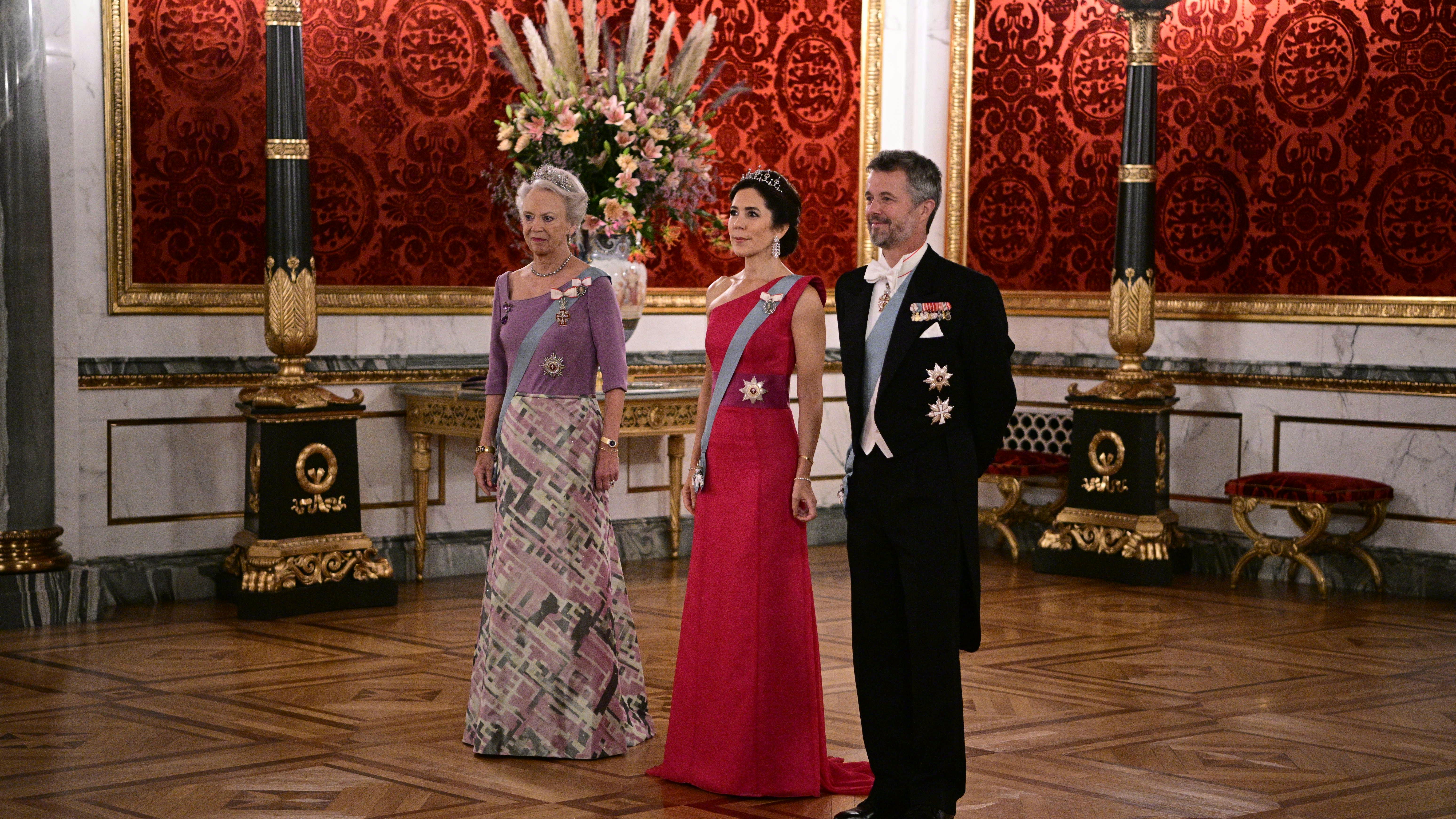 Mary og Frederik sammen med prinsesse Benedikte.&nbsp;