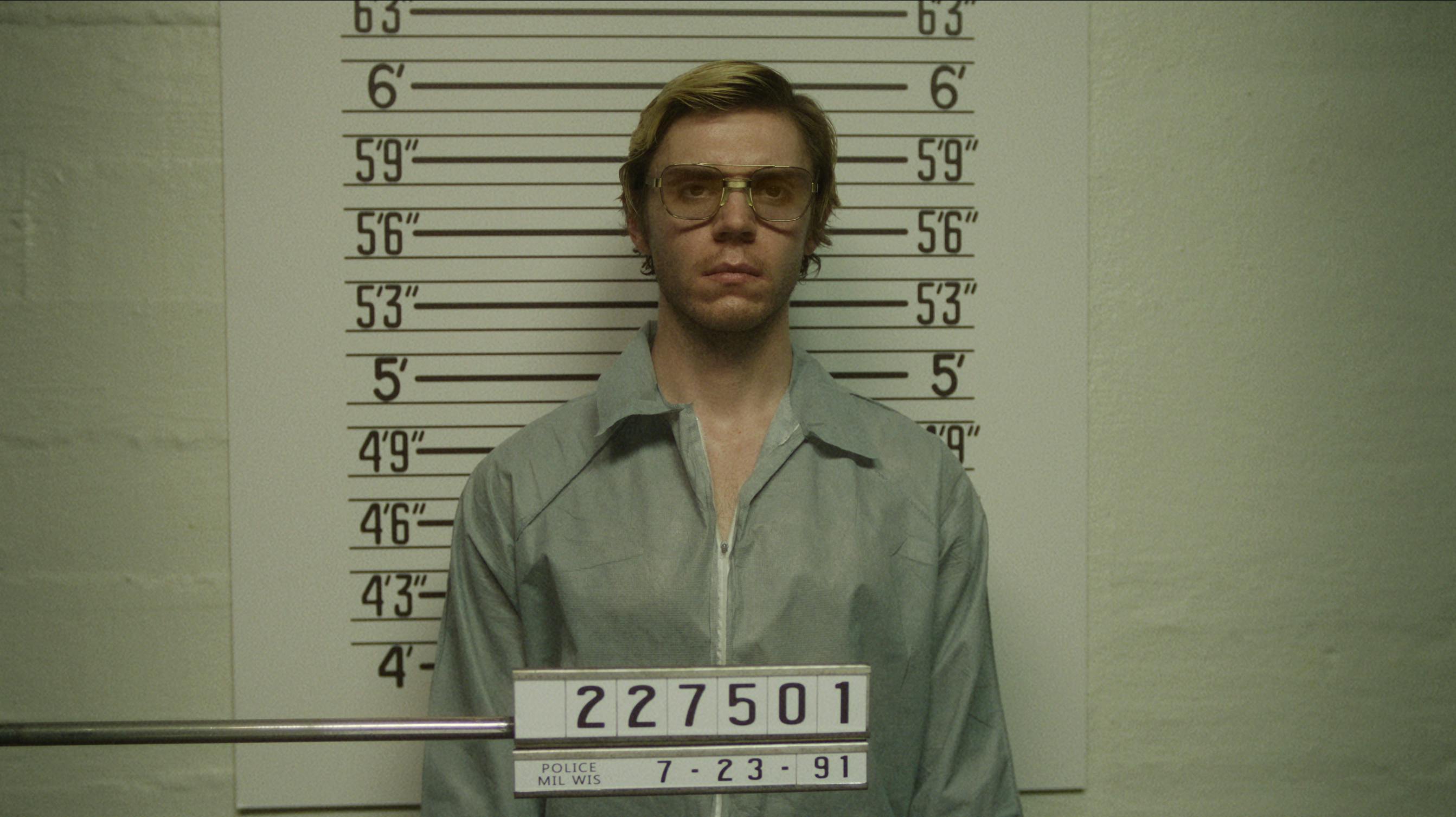 I den nye Netflix-serie "Dahmer" spiller Evan Peters rollen som Jeffrey Dahmer.