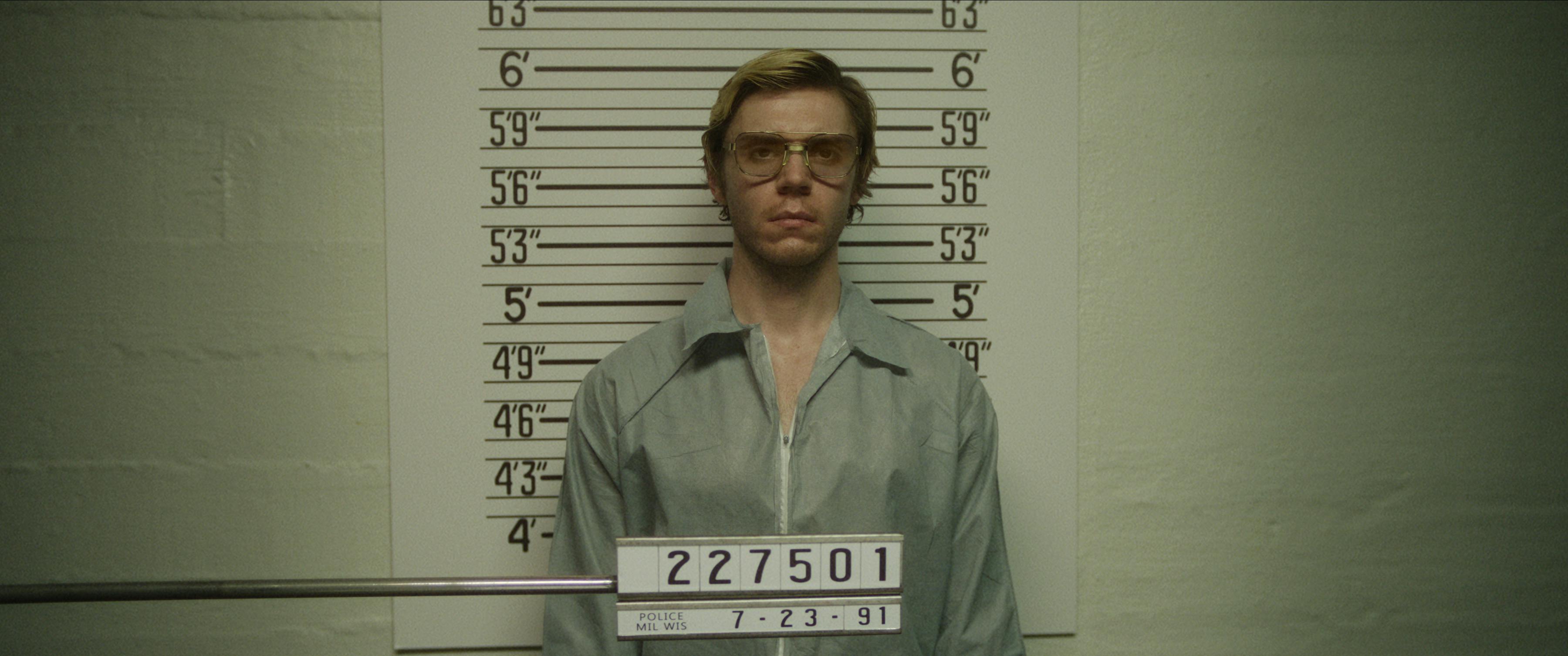 I den nye Netflix-serie "Dahmer" spiller Evan Peters rollen som Jeffrey Dahmer.