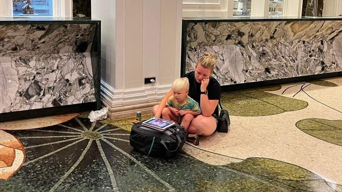 Cathrine Bille er afsted med sin mand og parrets to drenge på fem og syv år. Cathrines svoger er også med på ferien med sin kone og deres to drenge på fem og otte år. Herudover er svigermor også med på rejsen. 