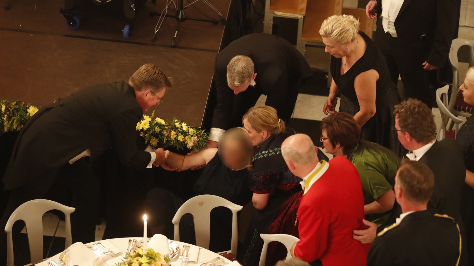 En kvinde besvimer under&nbsp;dronning Margrethes 50-års regeringsjubilæum.