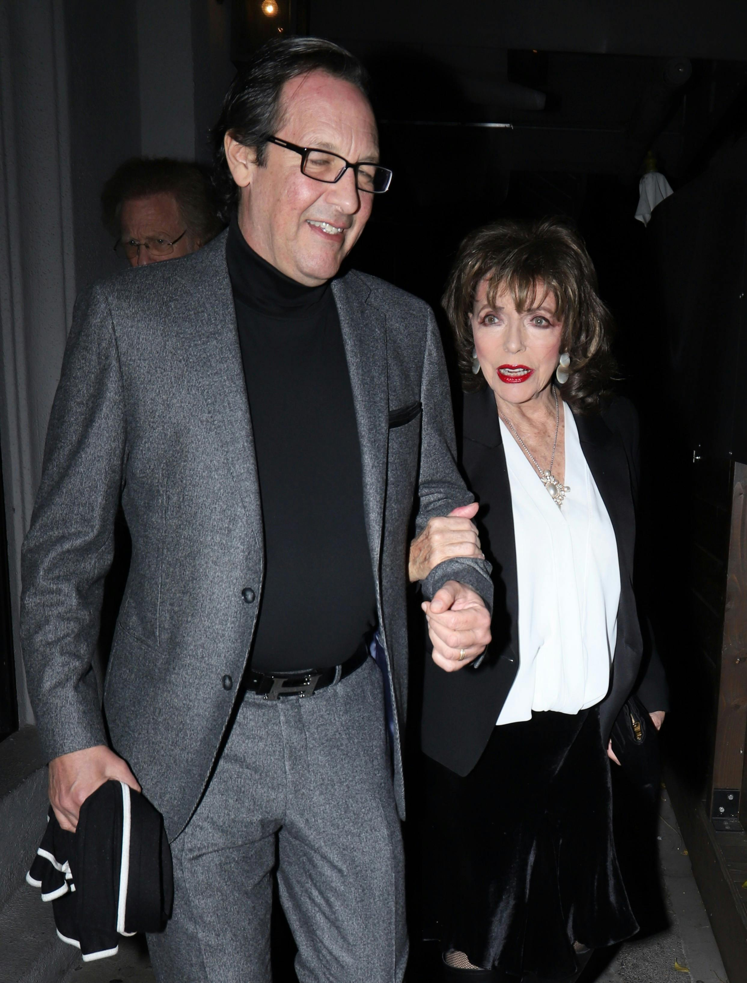 Joan Collins har siden 2002 været gift med Percy Gibson. Han er 57, hun er 89.