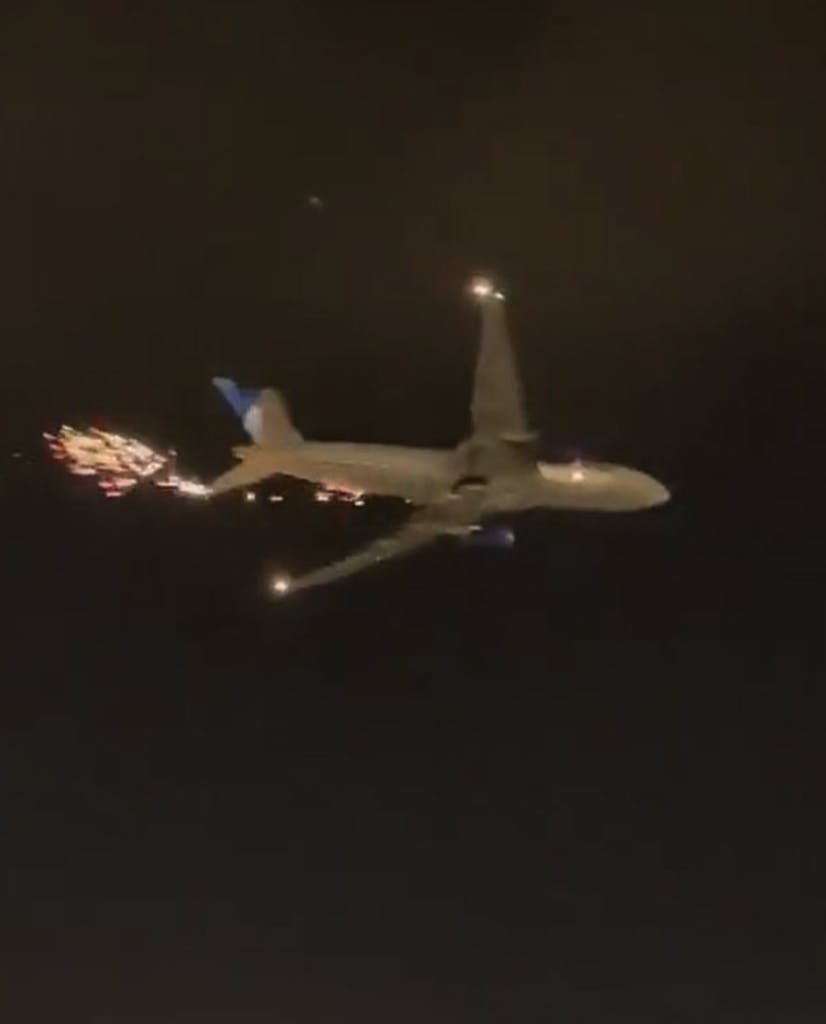 Et fly med 256 passagerer ombord måtte på dramatisk vis nødlande, efter der pludselig stod flammer fra flyets vinger.