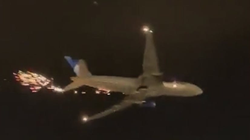 Et fly med 256 passagerer ombord måtte på dramatisk vis nødlande, efter der pludselig stod flammer fra flyets vinger.