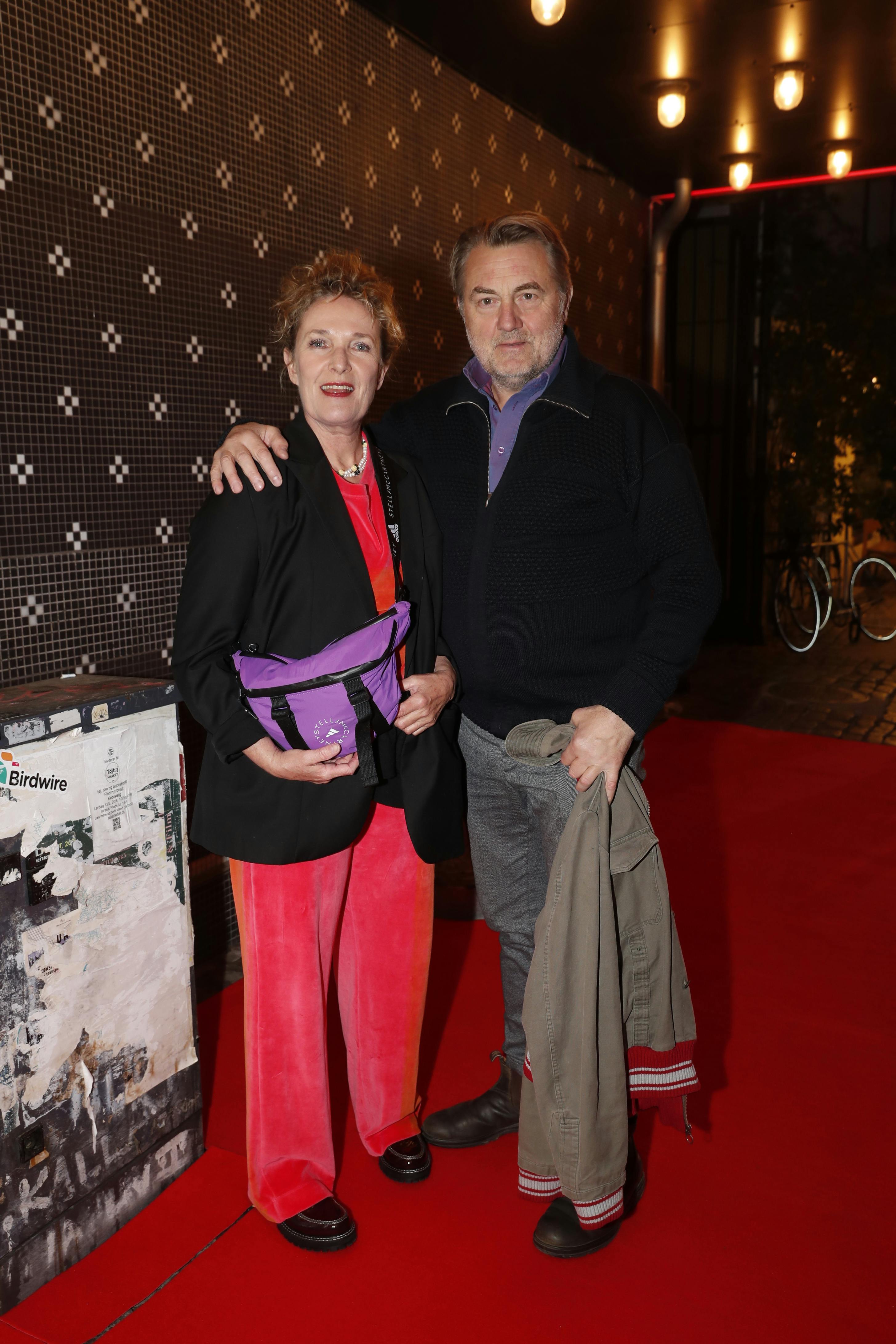 To af de skrå brædders veteraner. Skuespillerparret Tammi Øst og gemalen Jens Jørn Spottag har begge et barn med i forestillingen. Andrea Øst Birkkjær, som Tammi har med Michael Birkkjær og Ena Spottag, som er datter af Jens Jørn og Dea Fog.