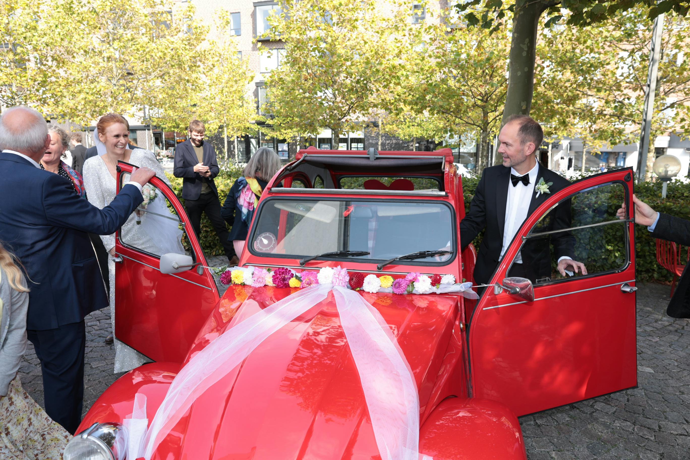 Inden festen i aften kørte parret væk i en gammel veteranbil.