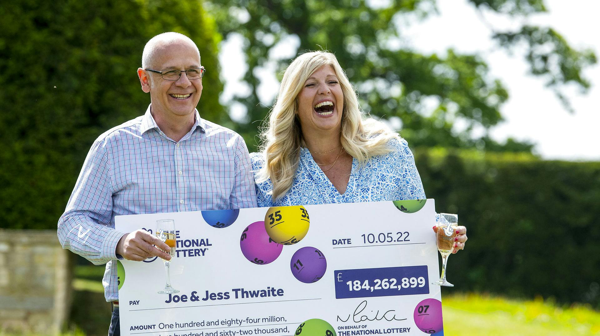 Sådan ser man ud, når lottokuponen udløser over 1,5 milliarder kroner. Det gjorde den i maj i år for det britiske ægtepar Joe og Jess Thwaite.