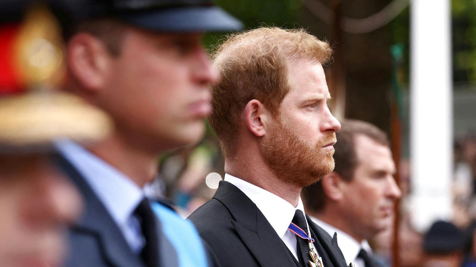 Hvad går der mon gennem hovedet på prins Harry her, hvor han er tvunget til at være sammen med sin familie under dronningens begravelse? Angiveligt nok tanker til at hans længe ventede biografi nu skal skrives om.