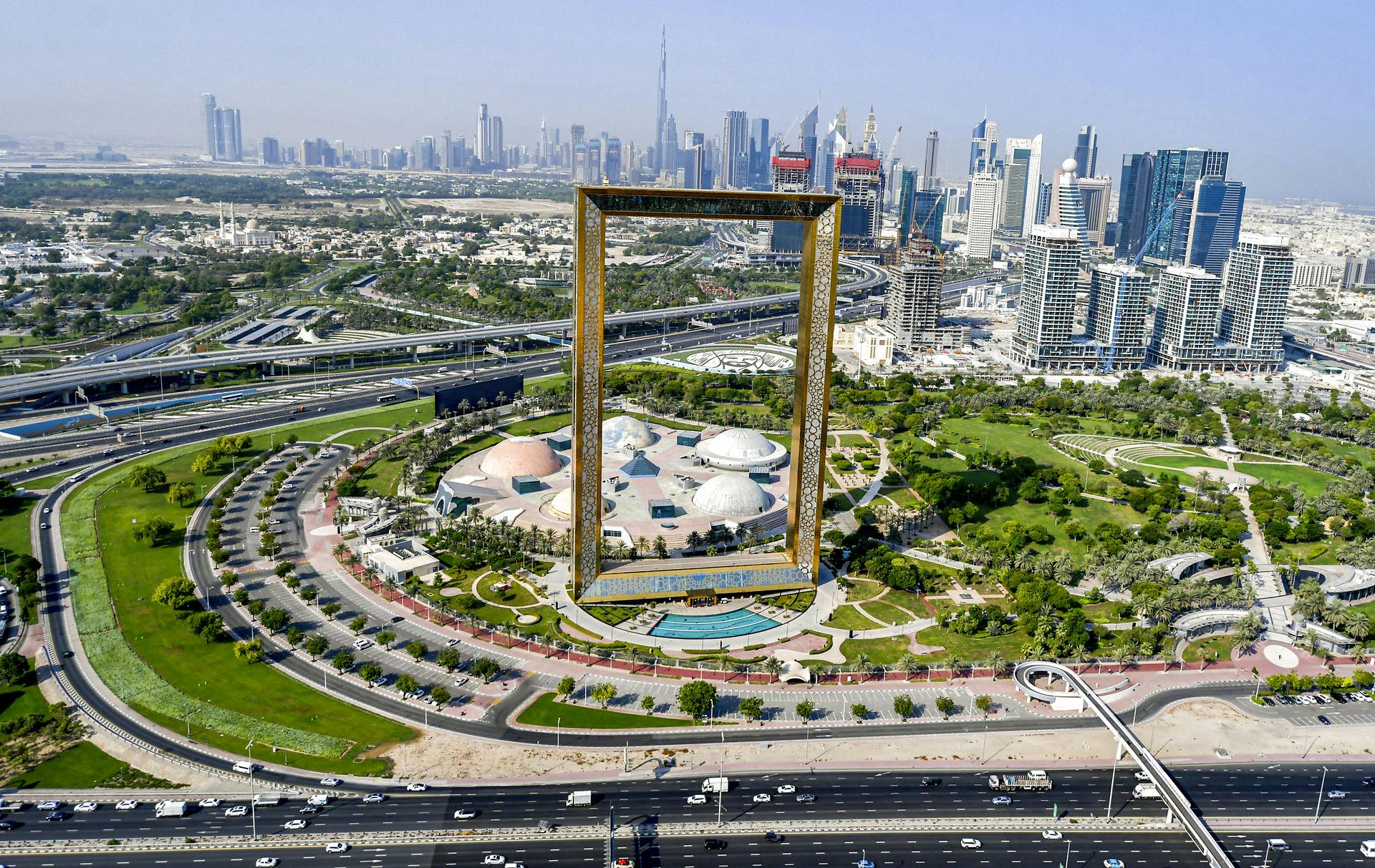 Dubai Frame er med sin højde på 150 meter den største ”billedramme”.&nbsp;Bygningen rummer et museum, men fungerer hovedsageligt som et observatorium, der giver udsigt over det gamle Dubai i nord og nyere dele i syd.
