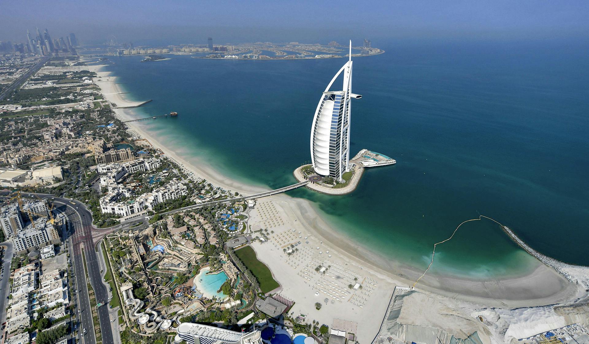 Burj Al Arab er verdens fjerde højeste hotel. Hotellet er 321 meter højt og ligger i havet 280 meter ud for den såkaldte Jumeirah-strand. Hotellet indeholder kun suiter, hvoraf den mindste på 169 m² og den største på 780 m².