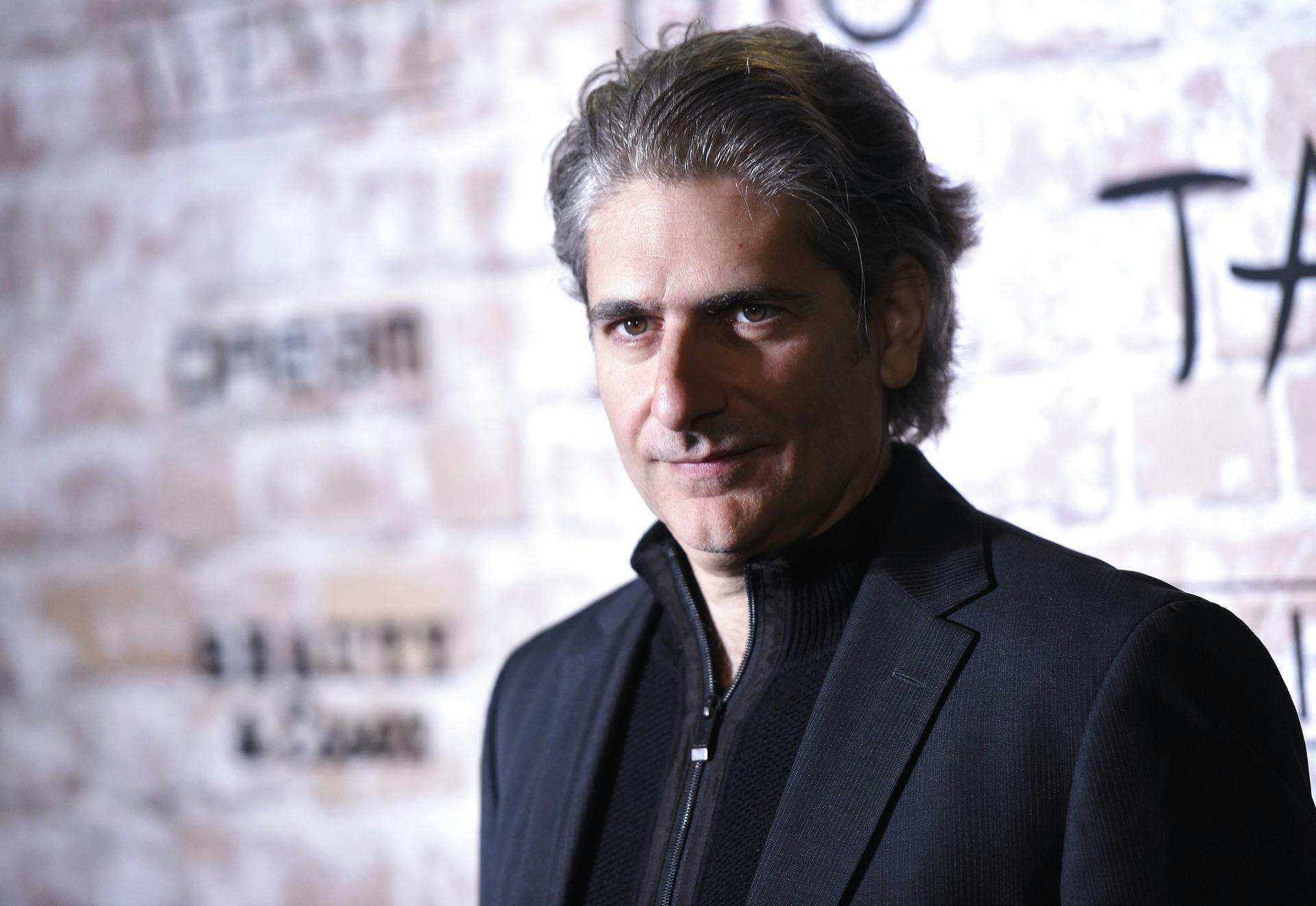 "The Sopranos"-stjernen Michael Imperioli spiller rollen som Hollywoodproduceren Dominic Di Grasso, der besøger Sicilien med sin ældre far, Bert (F. Murray Abraham) og søn, Albie (Adam DiMarco) for at udforske deres forfædres rødder.
